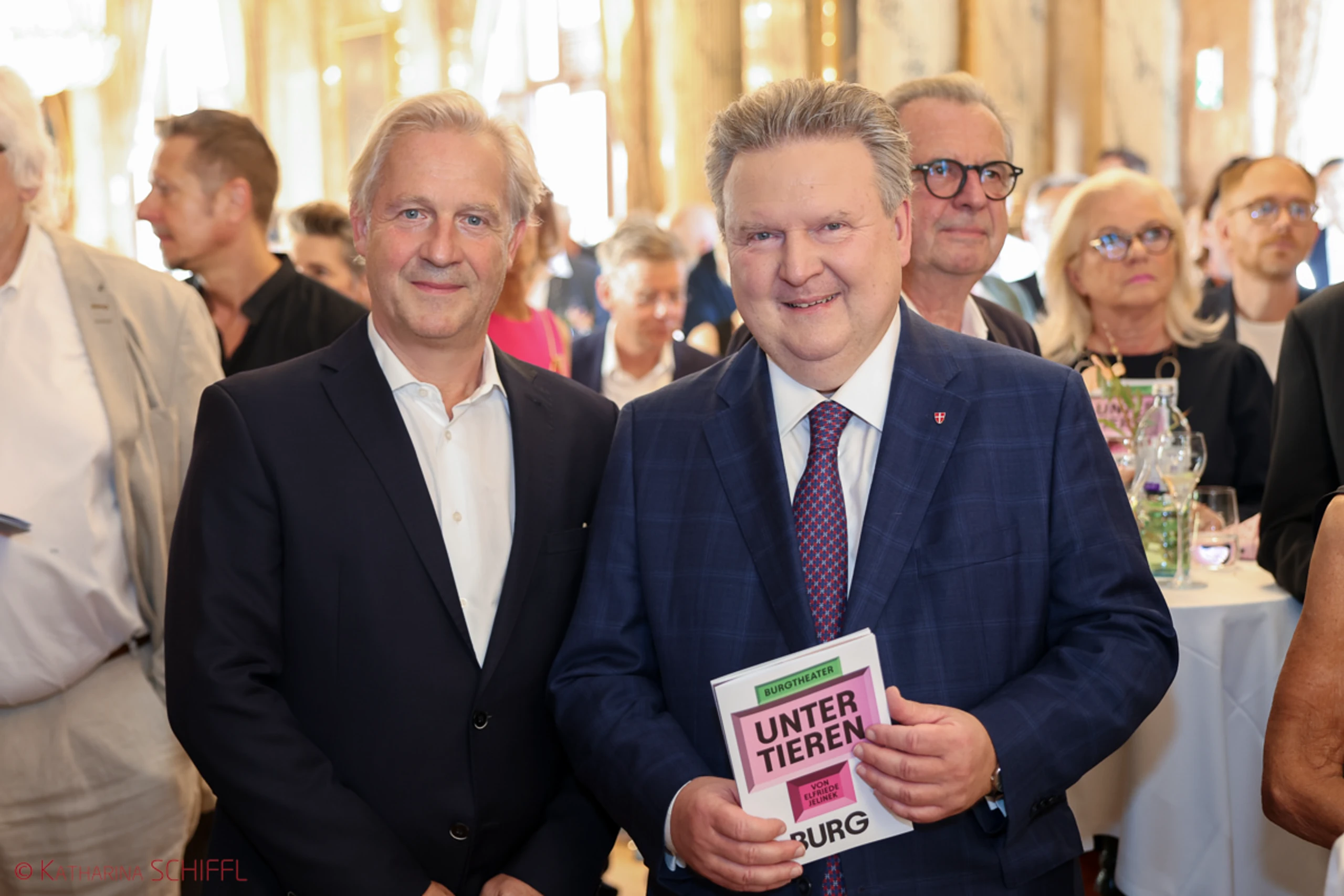 Eröffnungspremiere UNTER TIEREN von Elfriede Jelinek
