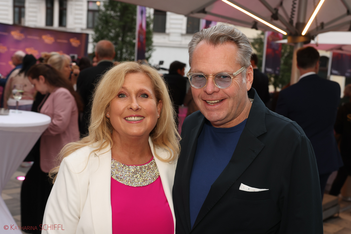 Gala-Premiere Disneys DIE SCHÖNE UND DAS BIEST – Bild 21 von 140