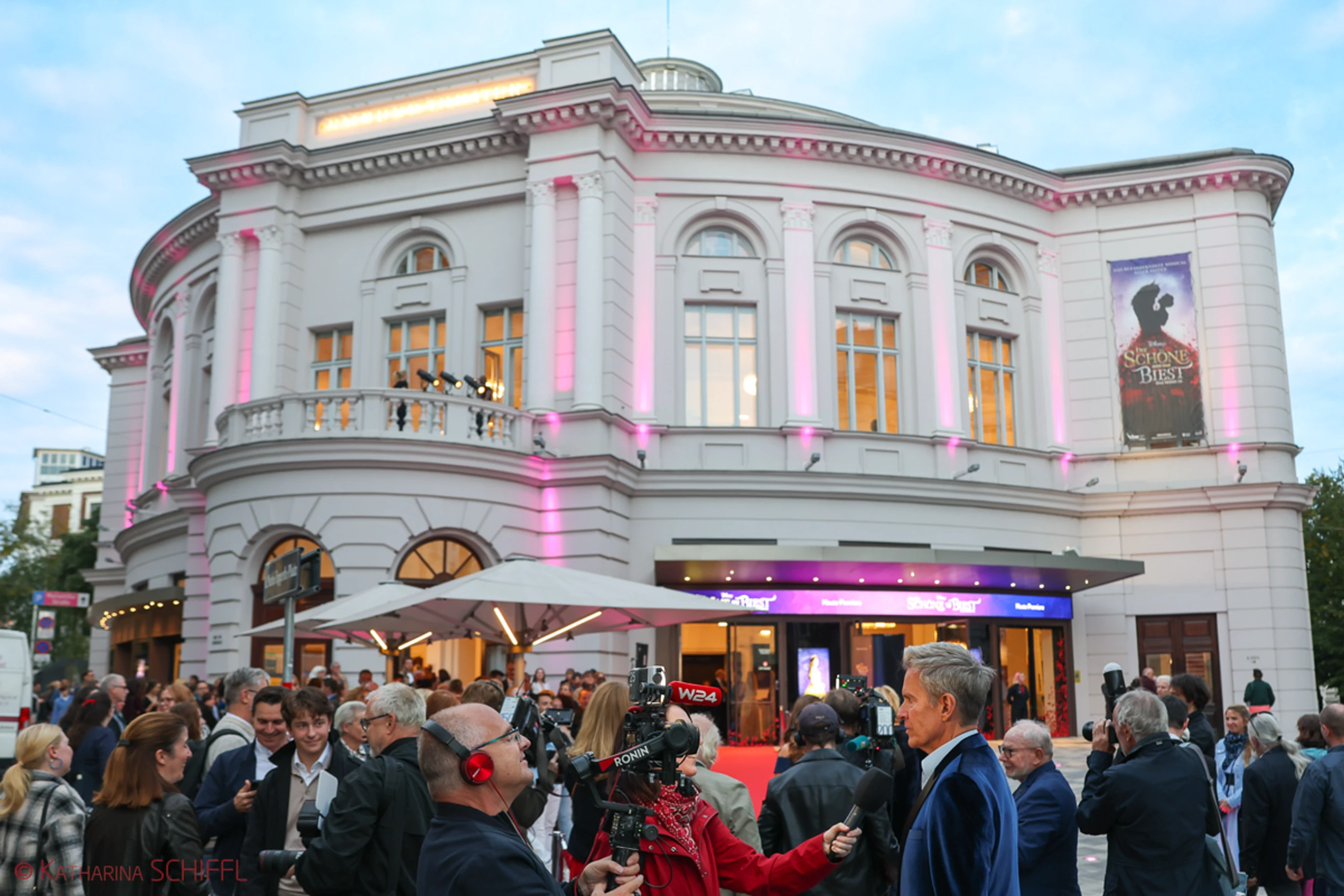 Gala-Premiere Disneys DIE SCHÖNE UND DAS BIEST – Bild 27 von 140