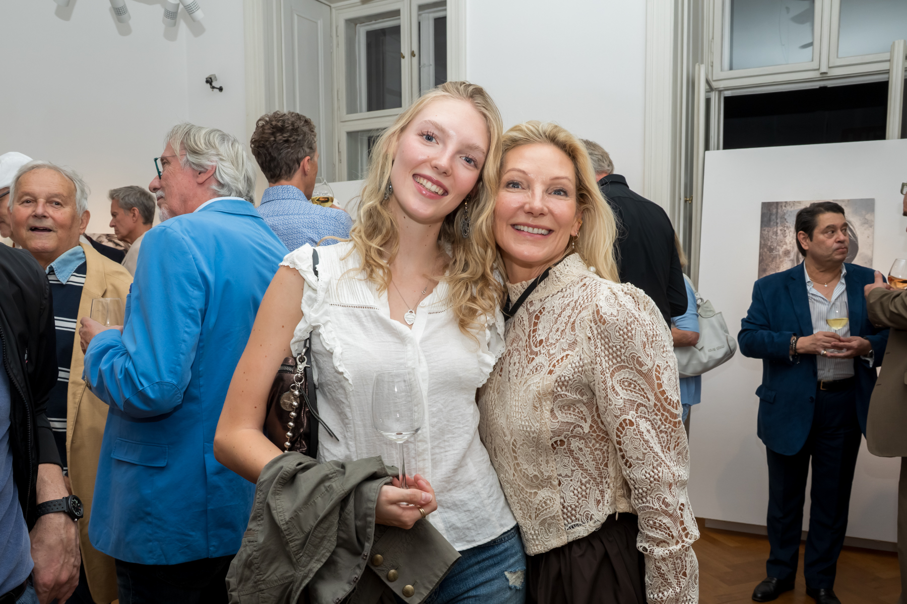 Vernissage der vielseitigen Künstlerin SABINE KÖNIG – Bild 30 von 60