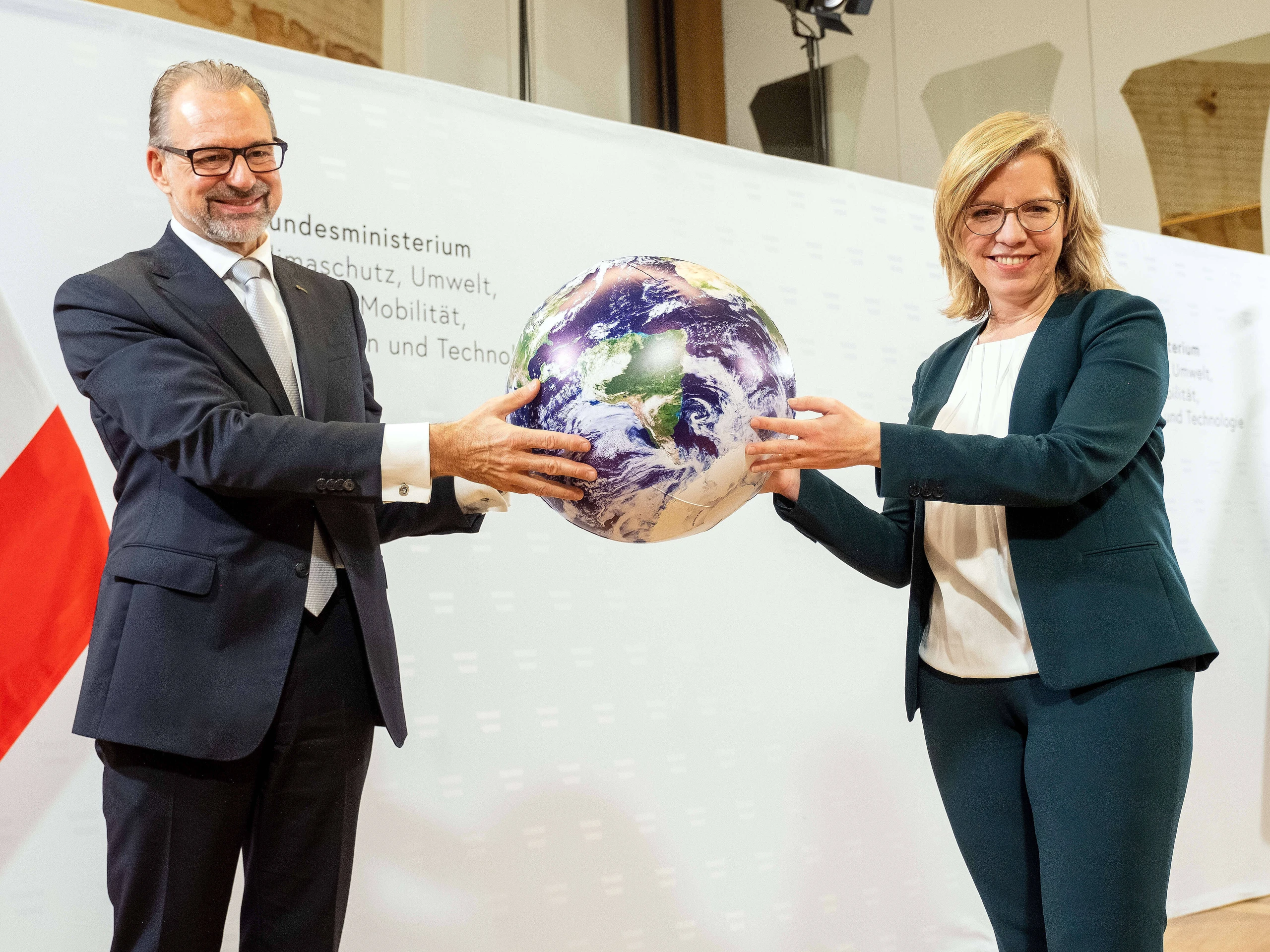 © IMAGO/SEPA.Media Blurred image background