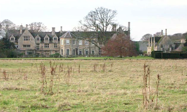 © Wikimedia/geograph.org.uk/Will Lovell Blurred image background