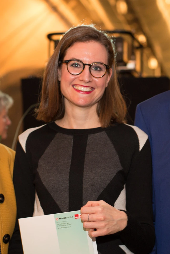 © Astrid Knie/SPÖ Presse/Wikimedia Blurred image background
