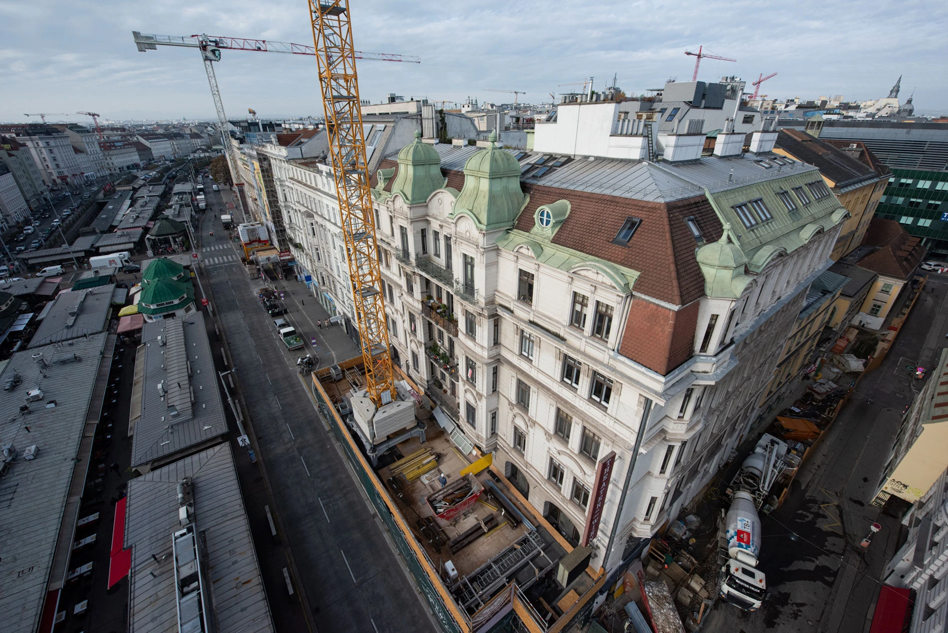 © ANDREAS J. HIRSCH Blurred image background