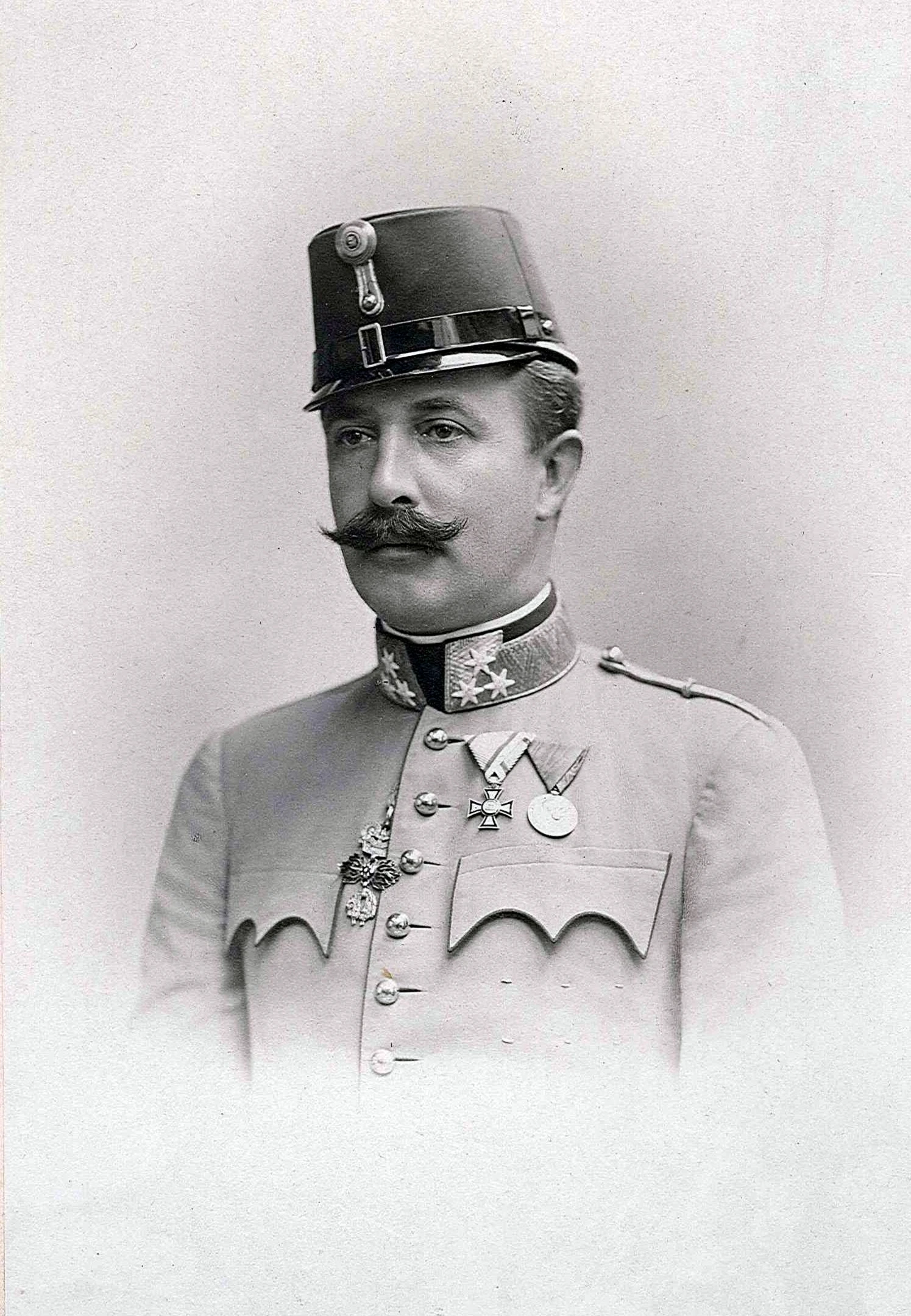 © Von K.u.K. Hofatelier Metzner<> Wien - Fotografie<> Gemeinfrei<> https://commons.wikimedia.org/w/index.php?curid=16467158, Von K.u.K. Hofatelier Metzner, Wien - Fotografie, Gemeinfrei, https://commons.wikimedia.org/w/index.php?curid=16467158 Blurred image background