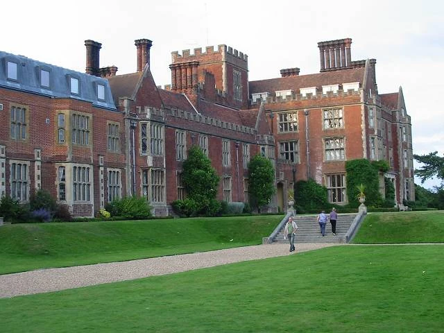 © Nick Smith/ geograph.org.uk/Wikimedia Blurred image background