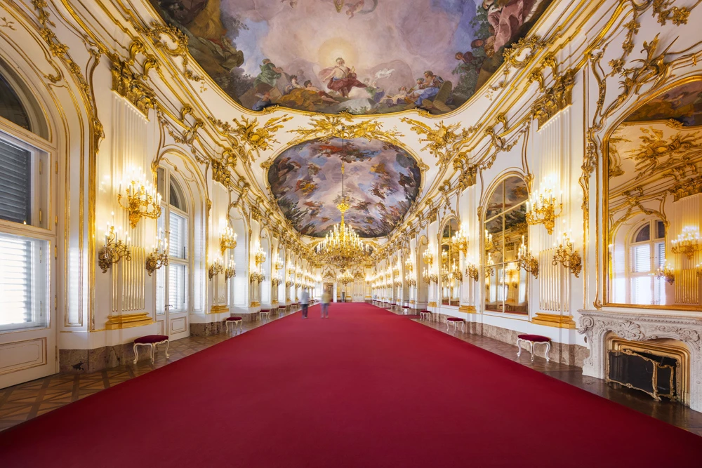 © Schloß Schönbrunn Kultur- u. Betriebsges.m.b.H./Fotograf: www.severinwurnig.com Blurred image background