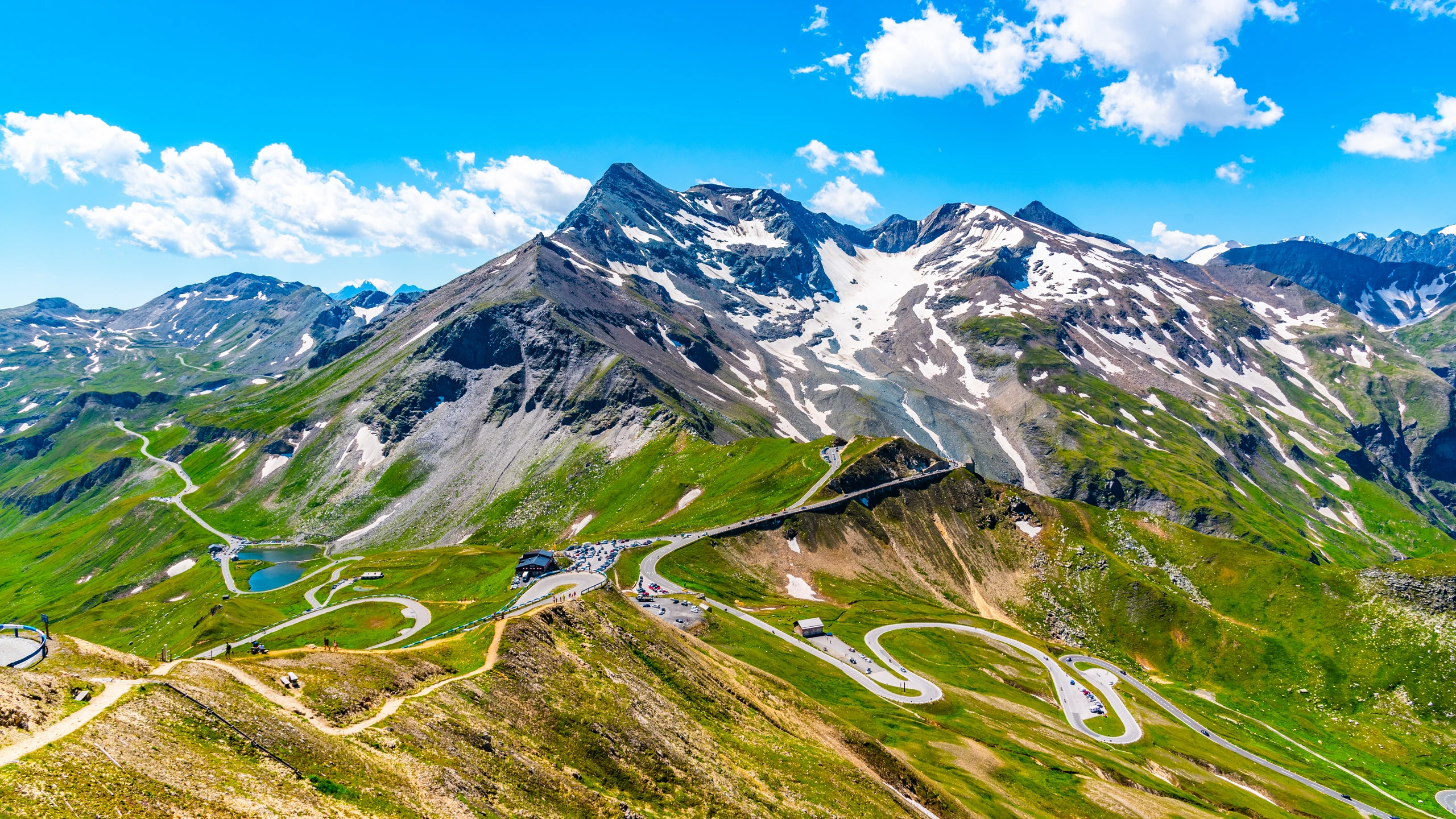 © Shutterstock.com/Pyty Blurred image background