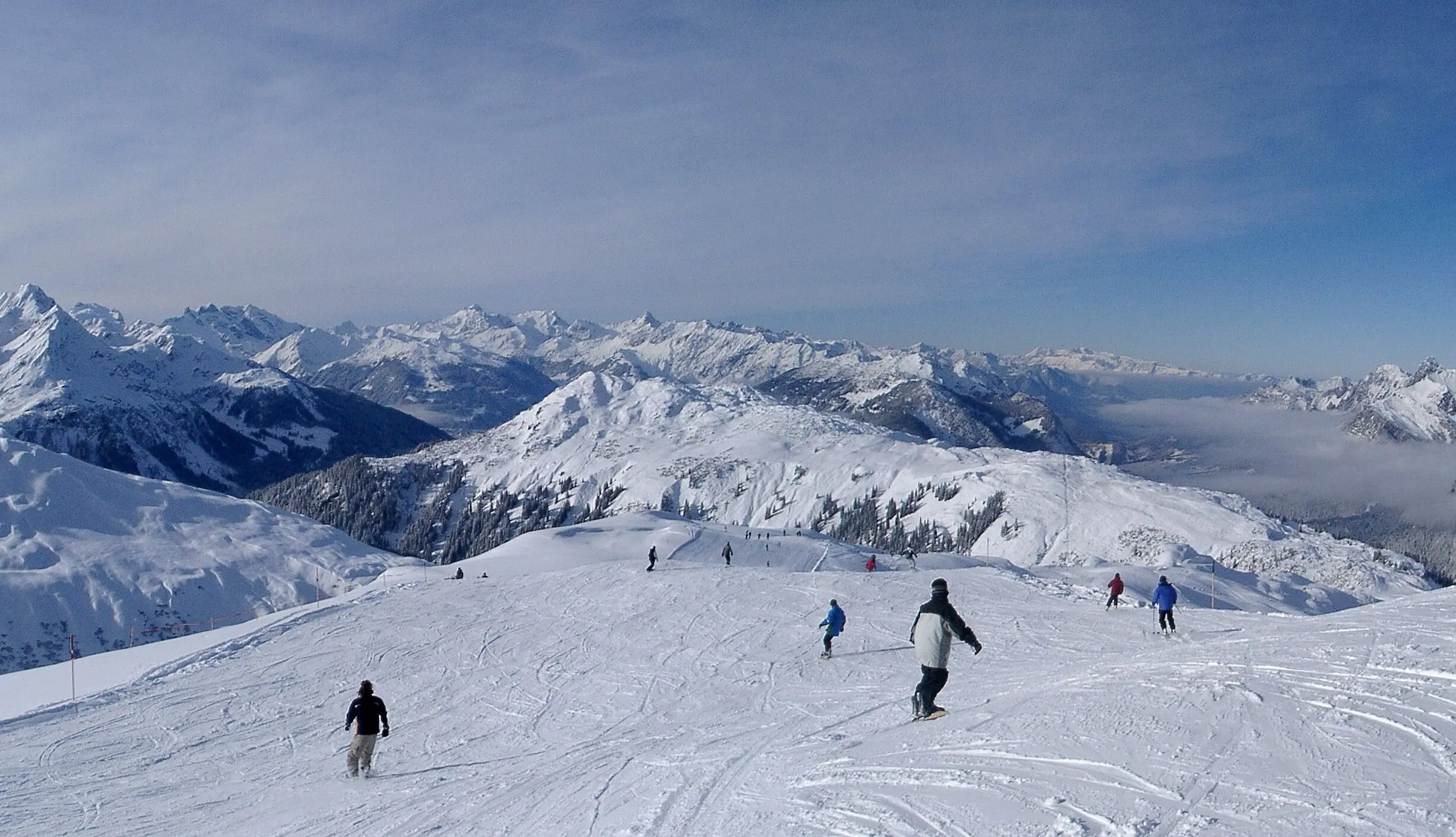 Der Ausblick von der Abfahrt des Sonnenkopf Skigebietes in Vorarlberg.