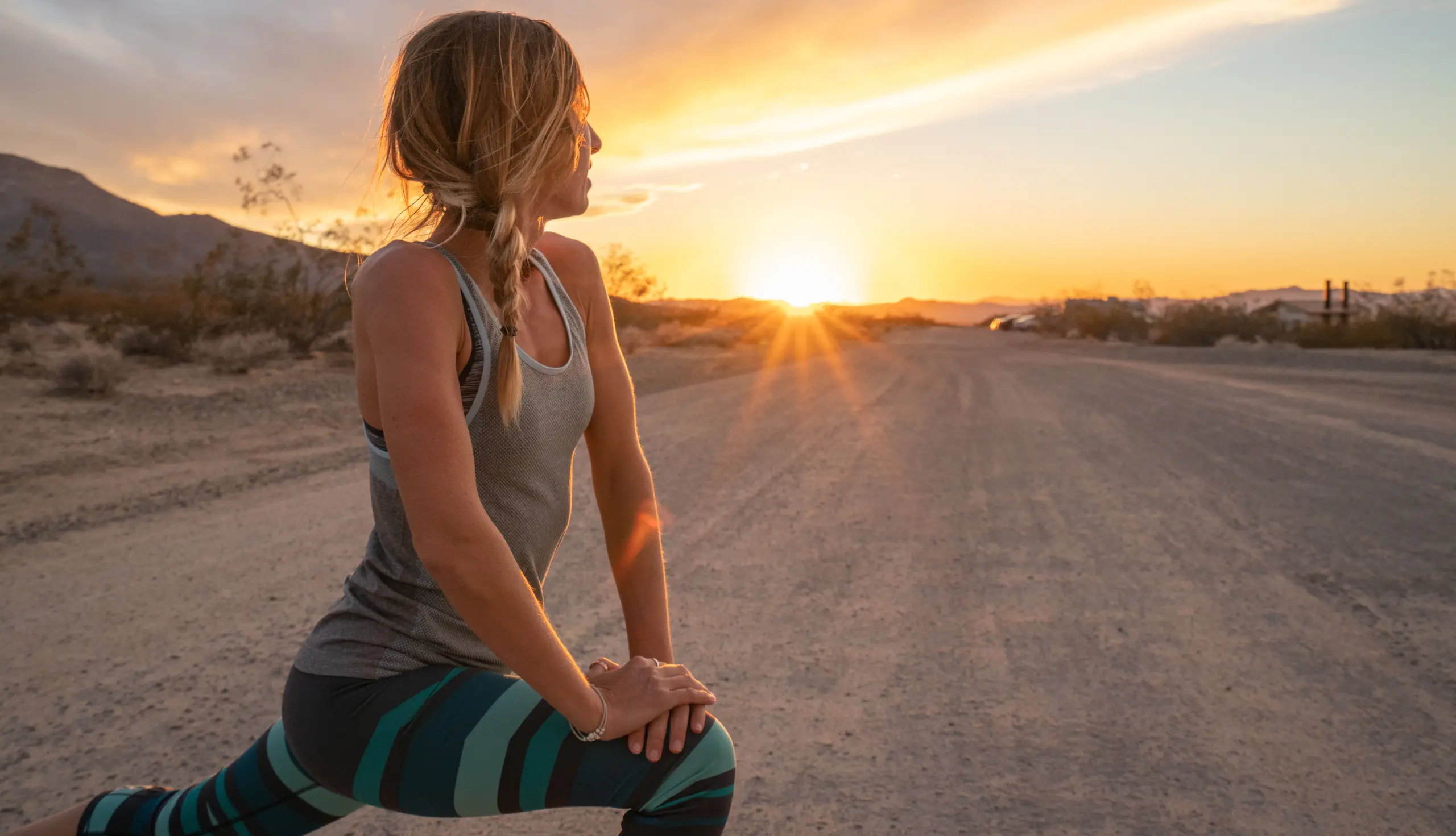 Eine Frau dehnt sich nach dem Sport.