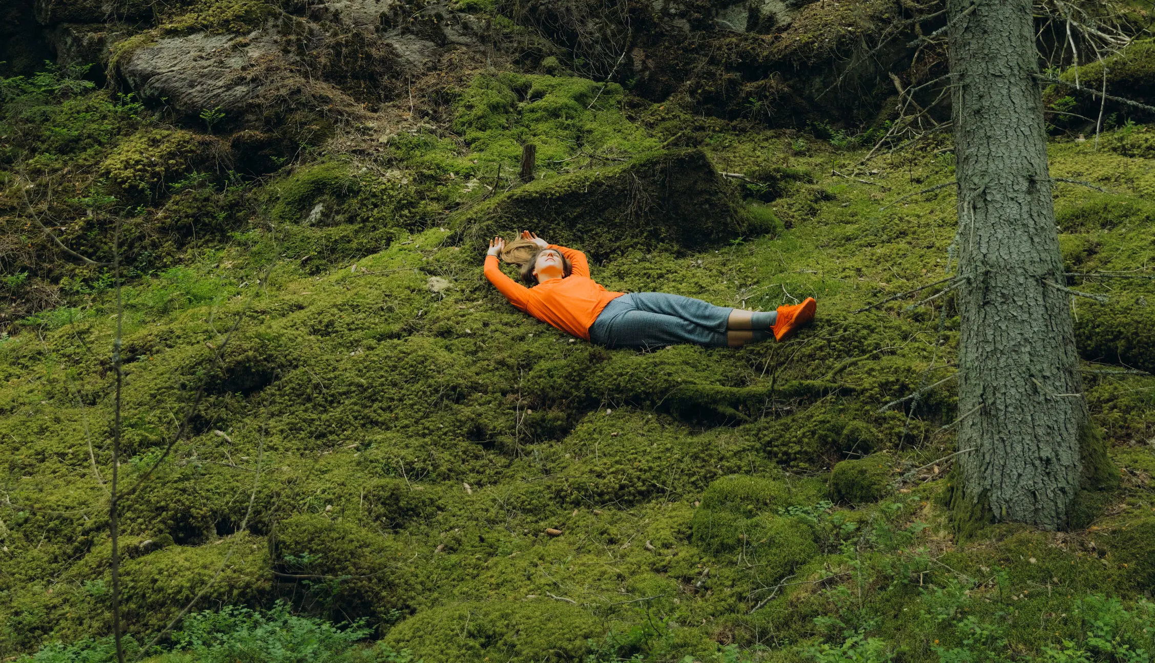 Entspannung: Frau liegt in der Natur und entspannt