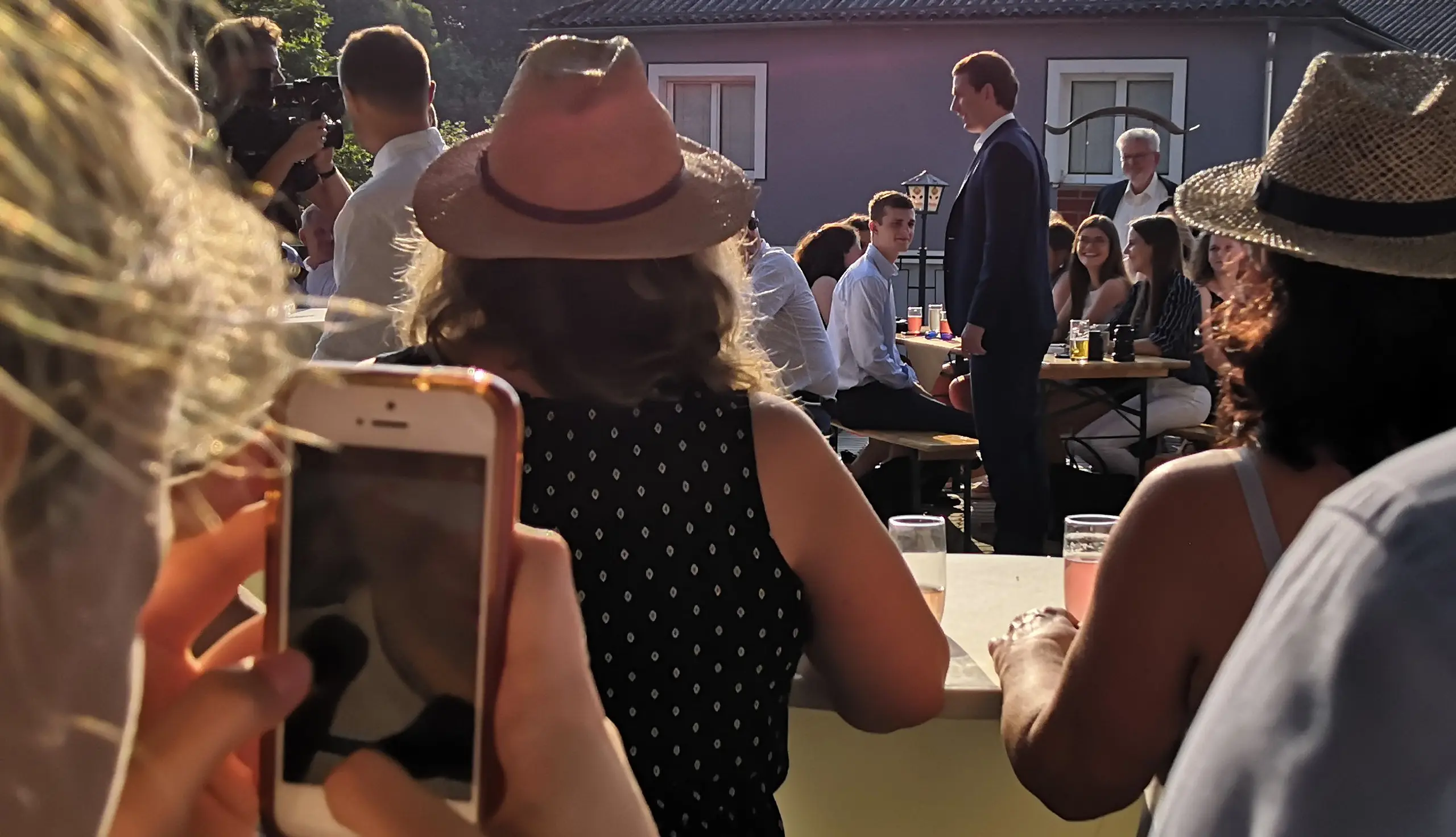 Sebastian Kurz bei seiner "Gesprächs-Tour" in Wilhelmsburg NÖ