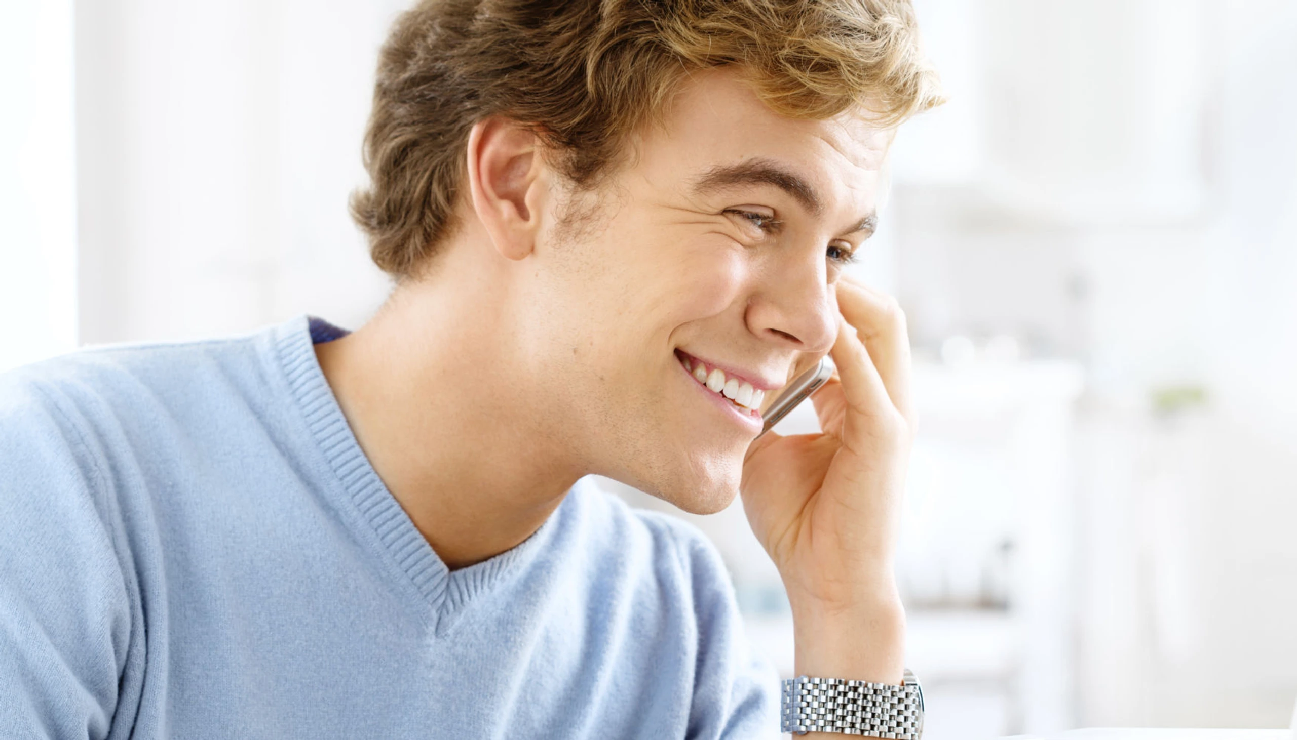 Mann beim Telefonieren