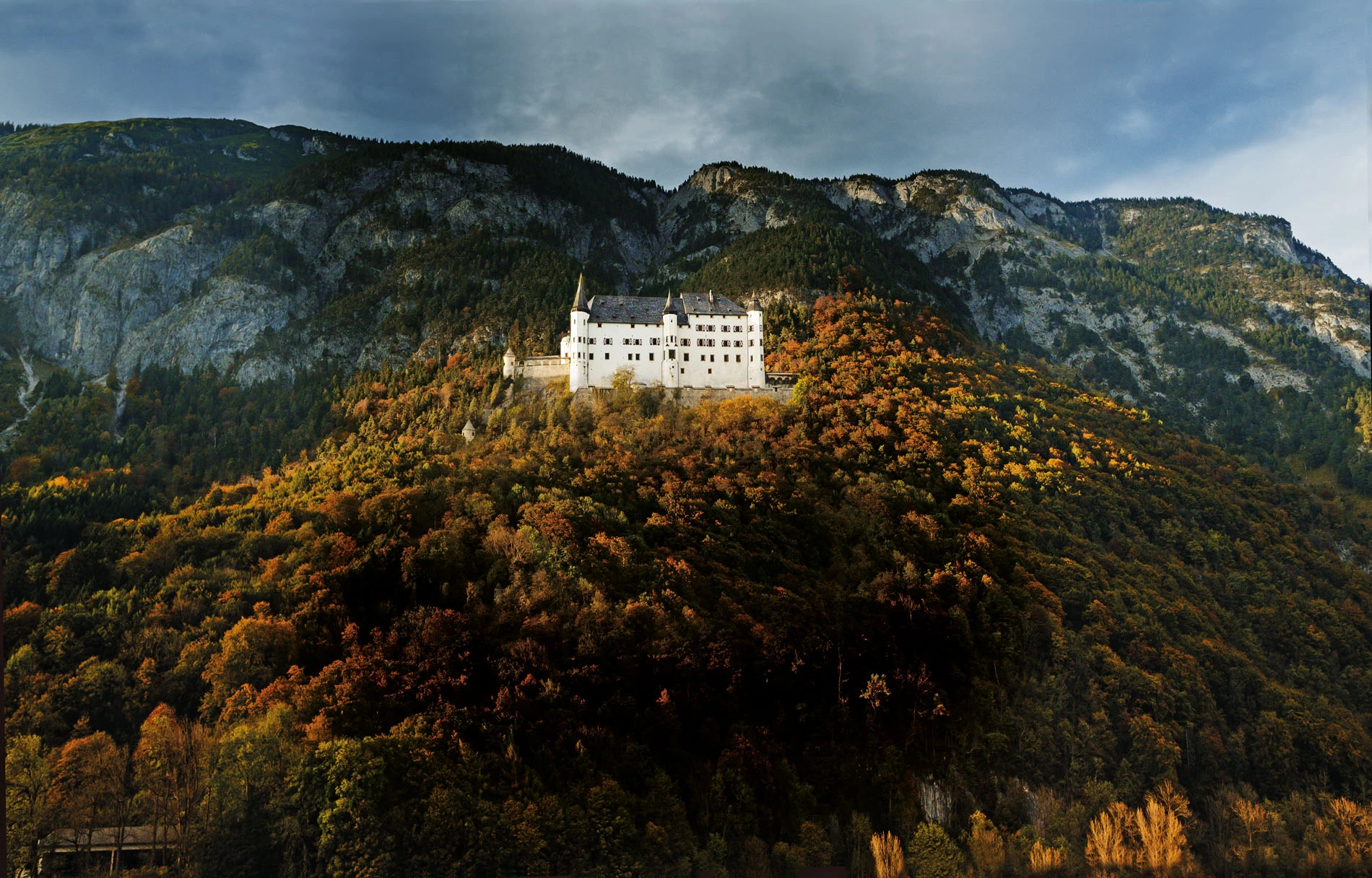 © Schloss Tratzberg Blurred image background