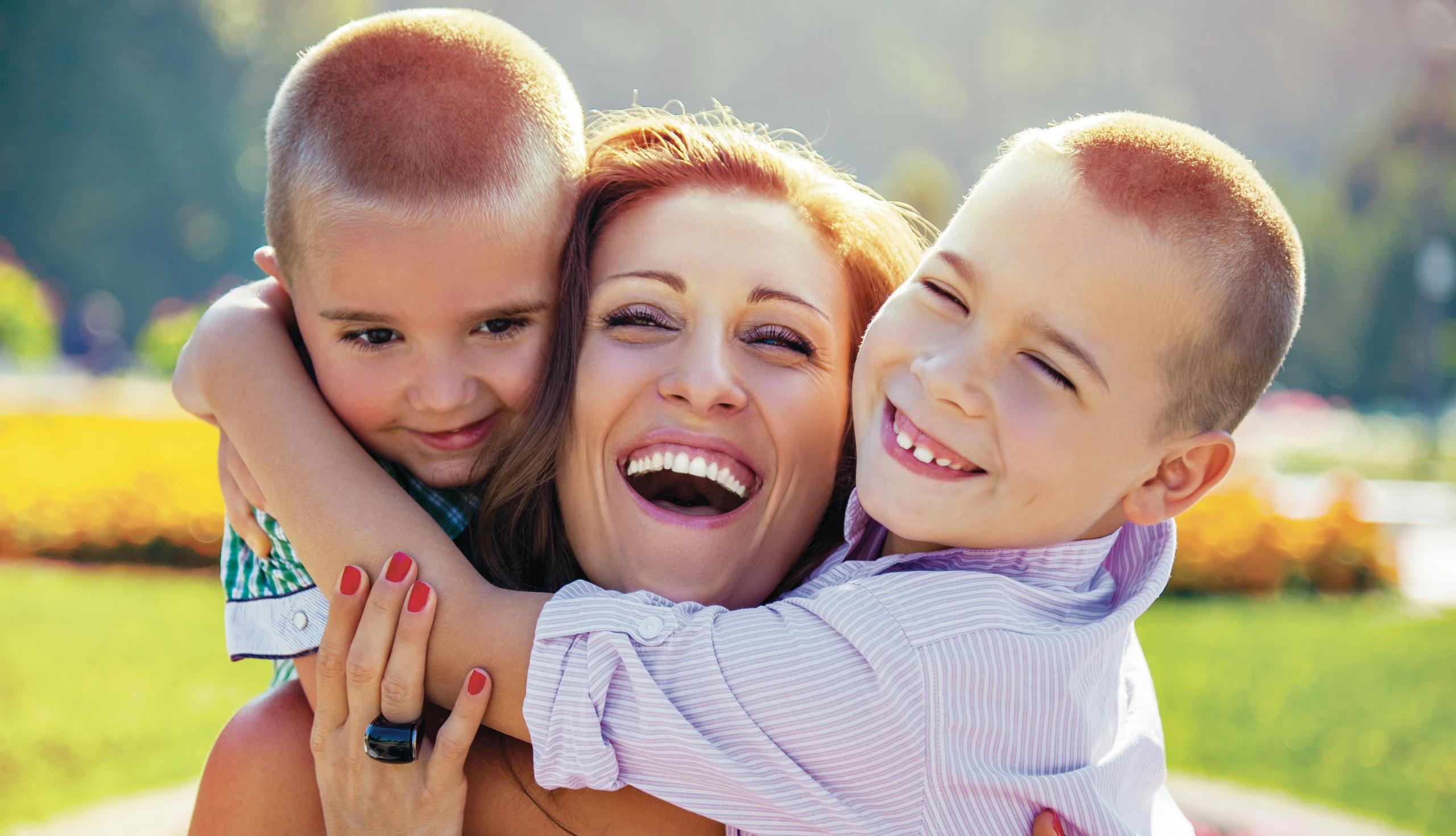 Eine Mutter mit ihren Söhnen.