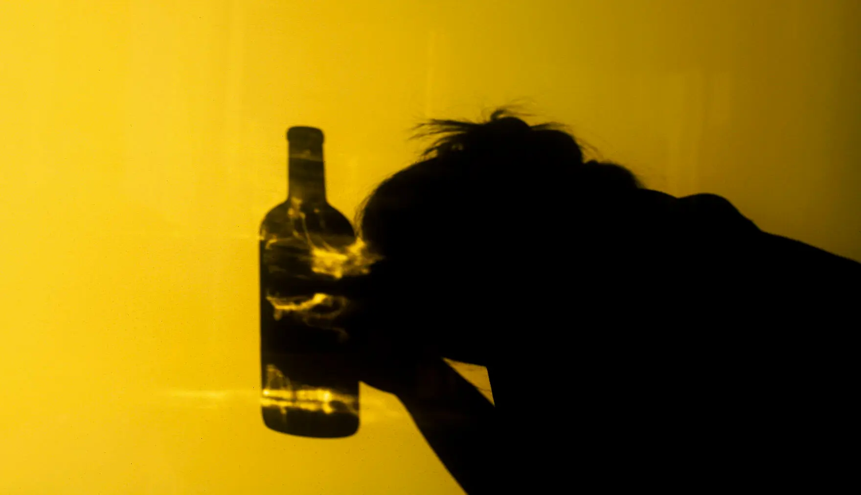 Frau mit Flasche