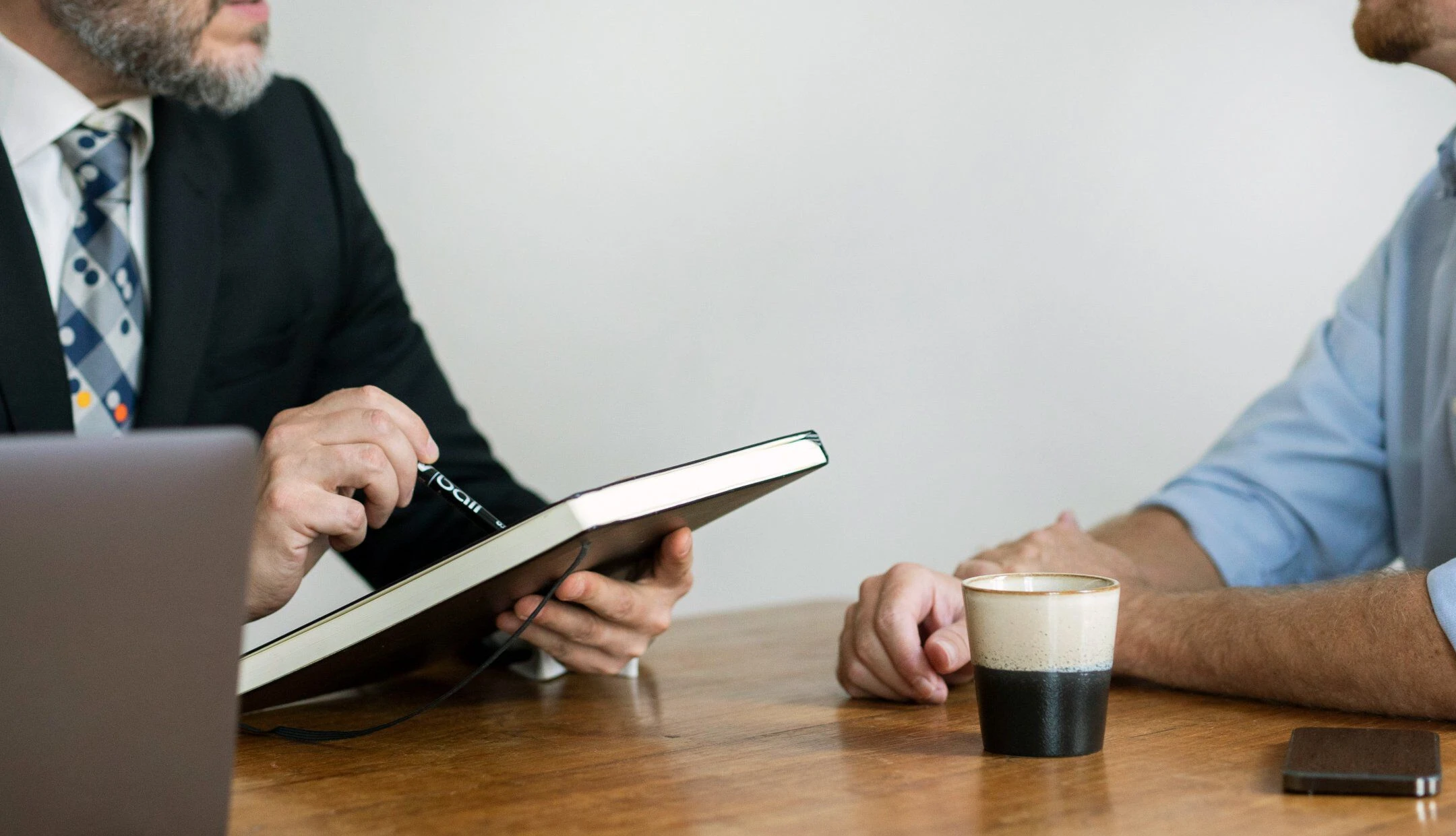 Ein Gespräch zwischen Chef und Mitarbeiter.