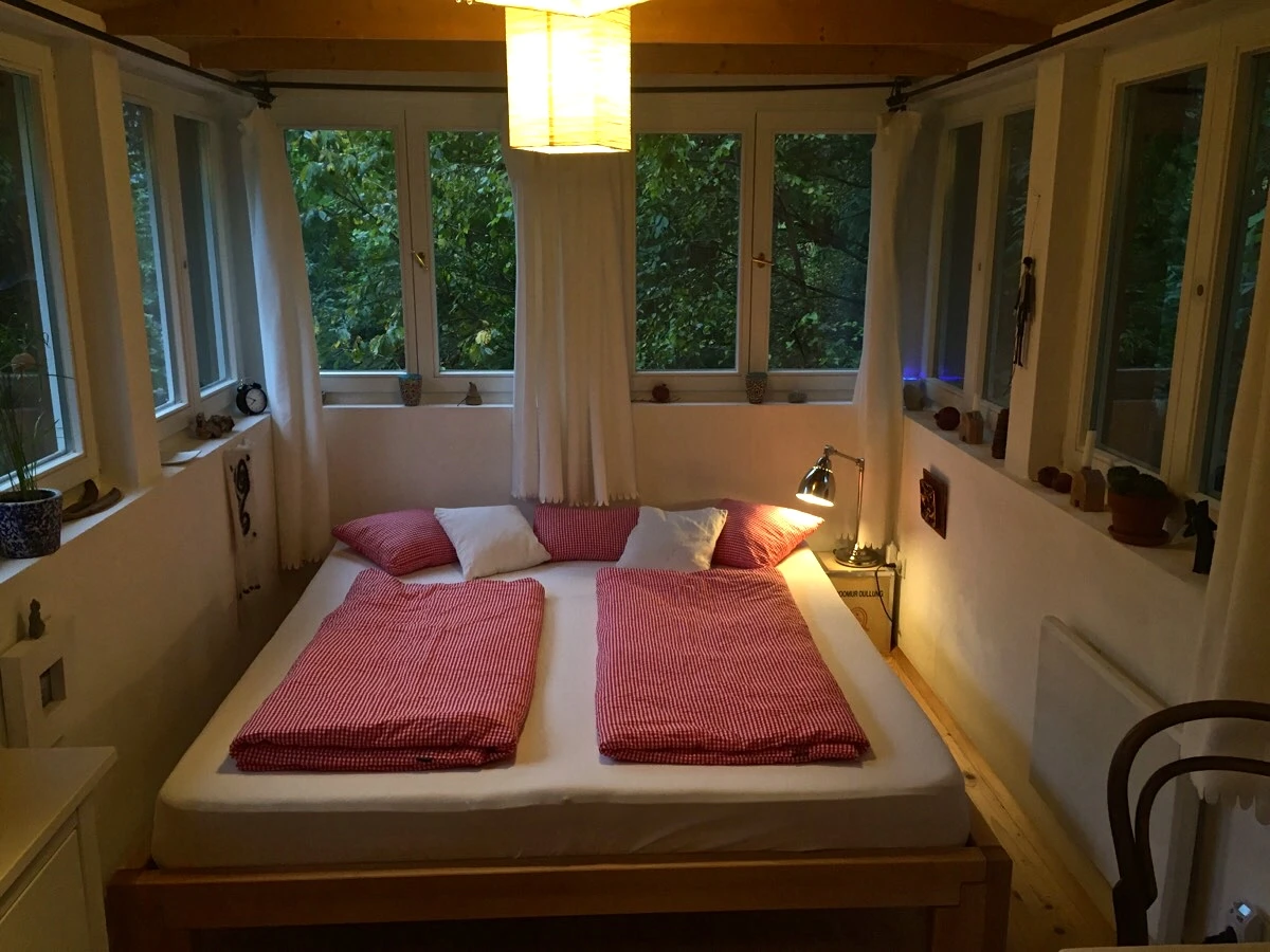 © 2016 Airbnb Inc. Blurred image background