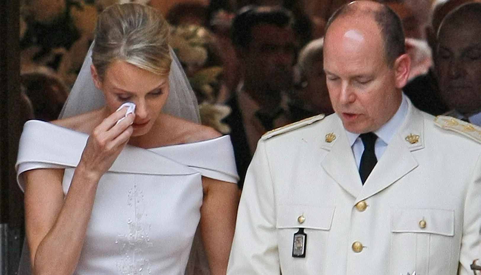 Charlène weint bei ihrer Hochzeit mit Fürst Albert.