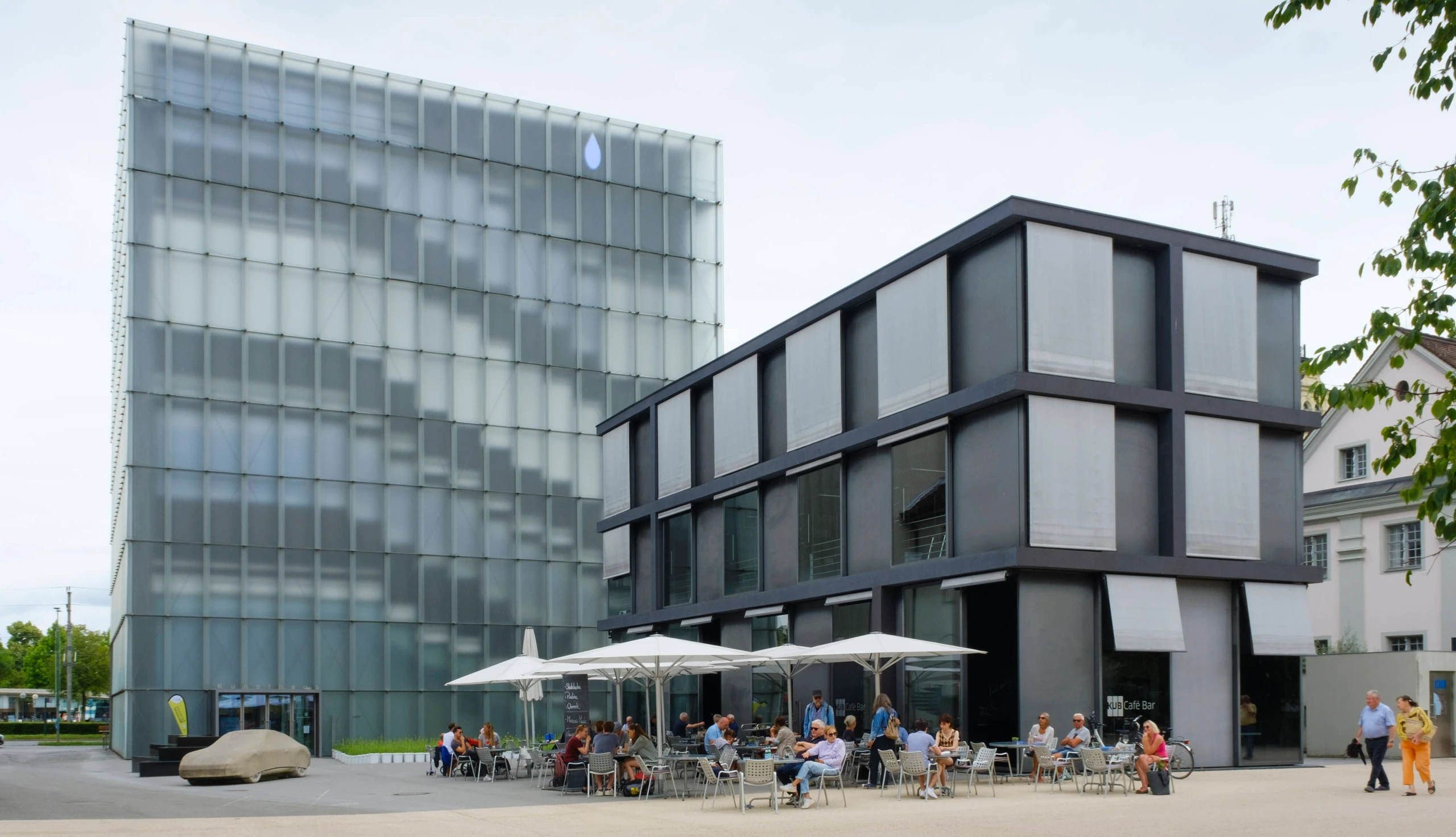 Das Kunsthaus Bregenz hat direkt davor ein kleines Café in welchem man sich niederlassen kann.