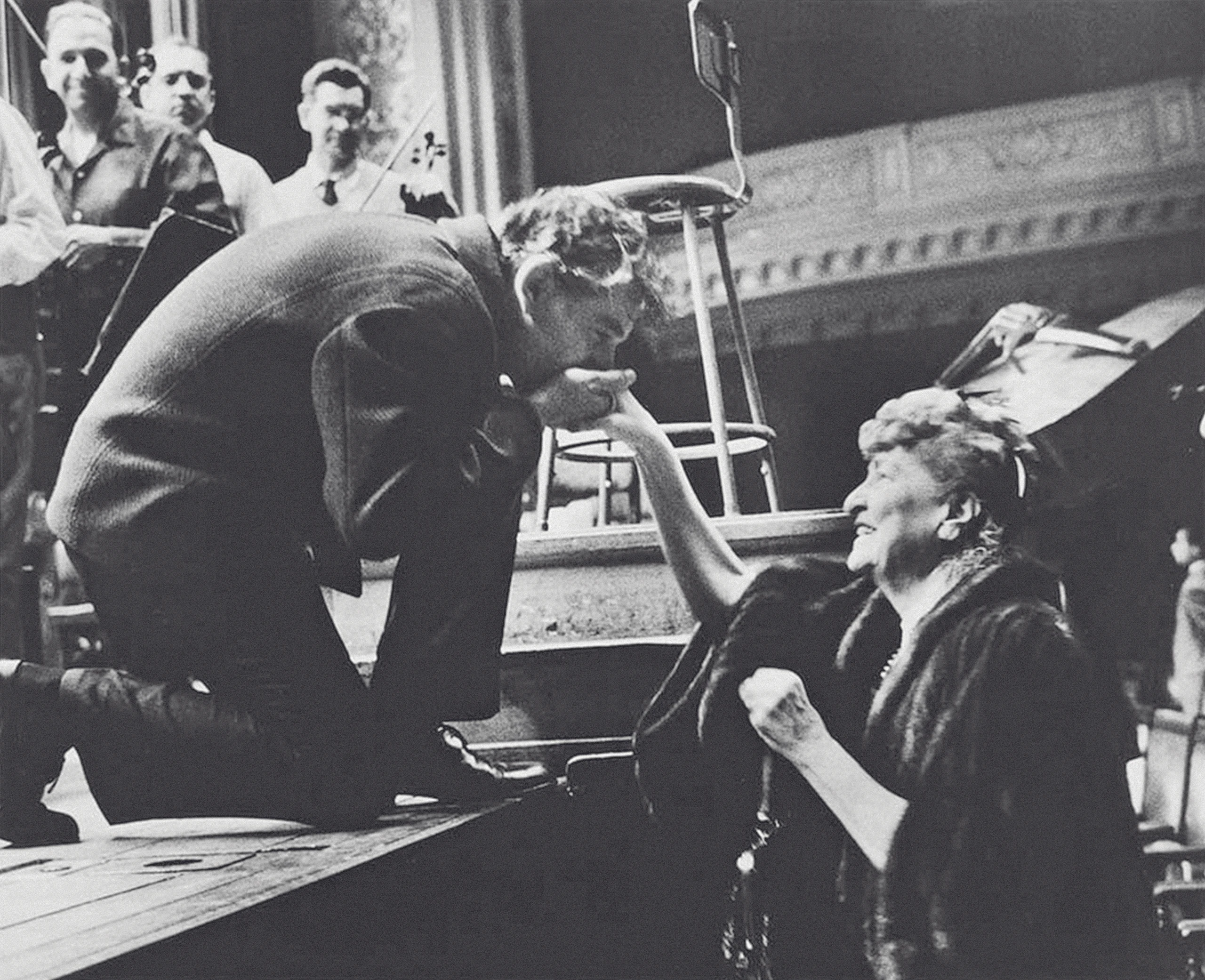 © Alfred Eisenstaedt<> aus dem Buch: Paulus Manker: Das große Alma Mahler Album<> Amalthea Verlag, Alfred Eisenstaedt, aus dem Buch: Paulus Manker: Das große Alma Mahler Album, Amalthea Verlag Blurred image background