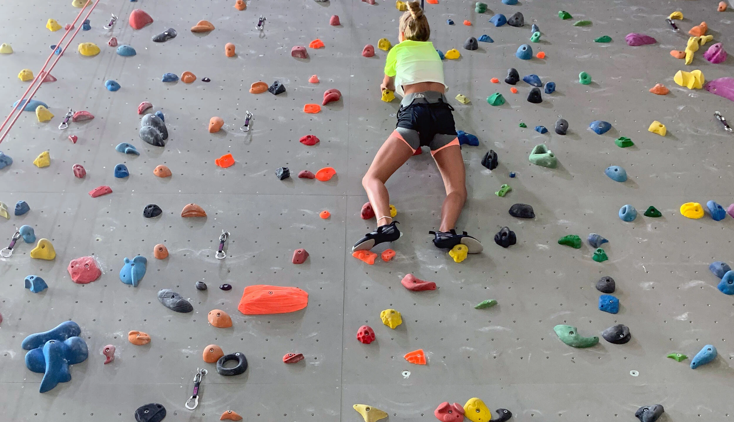 Eine Frau beim Klettern in der Halle.