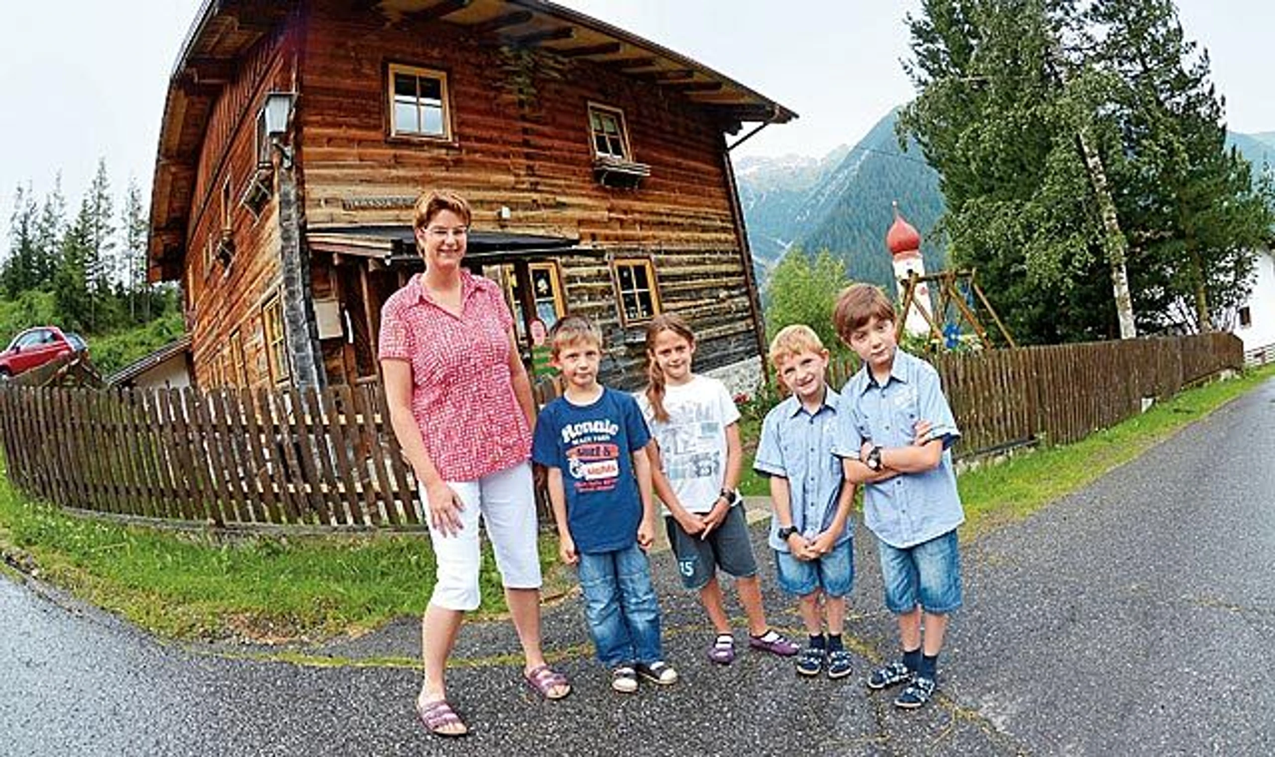 Vier Schüler und eine Lehrerin