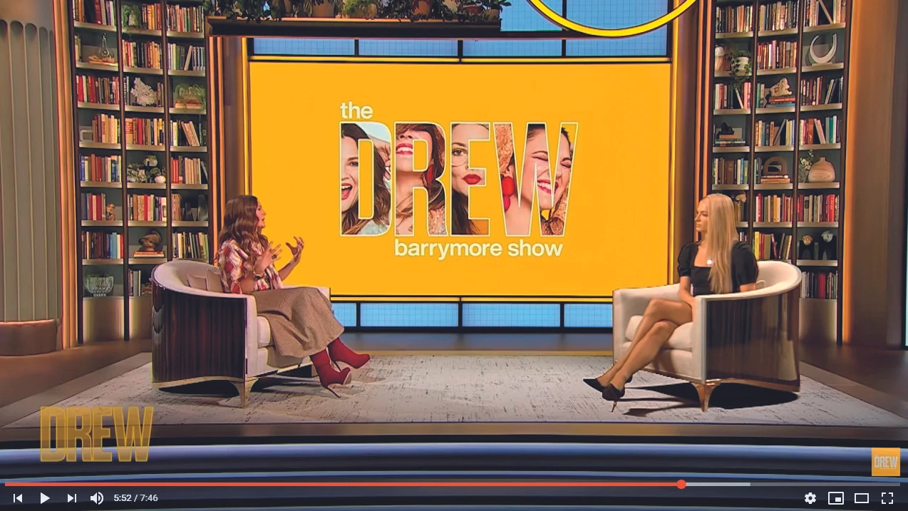 © Screenshot Youtube Blurred image background