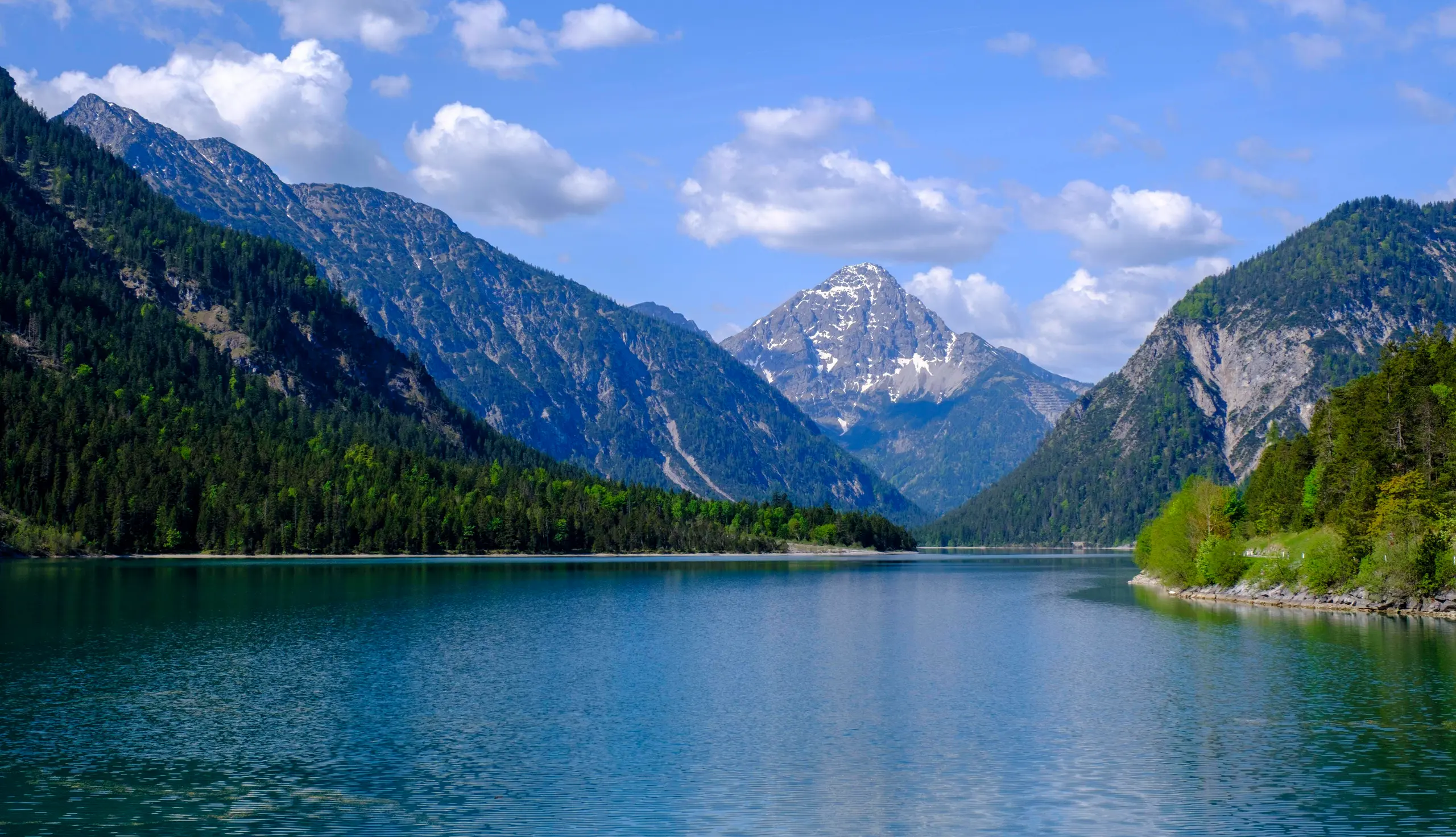 Der Plansee überzeugt mit seinem atemberaubenden Alpenpanorama.