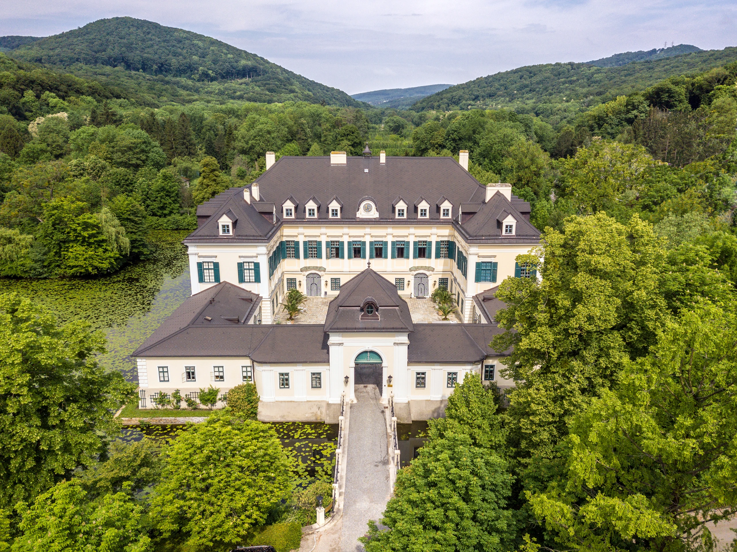 © Hendrich Real Estate GmbH Blurred image background