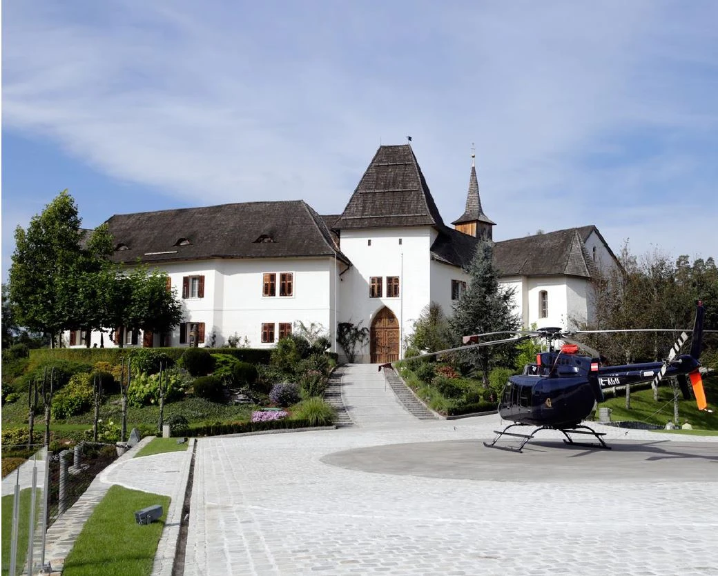 © Hendrich Real Estate GmbH Blurred image background