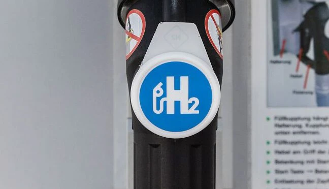 Wasserstoff-Zeichen auf dem Zapfventil einer Wasserstoff-Tankstelle.