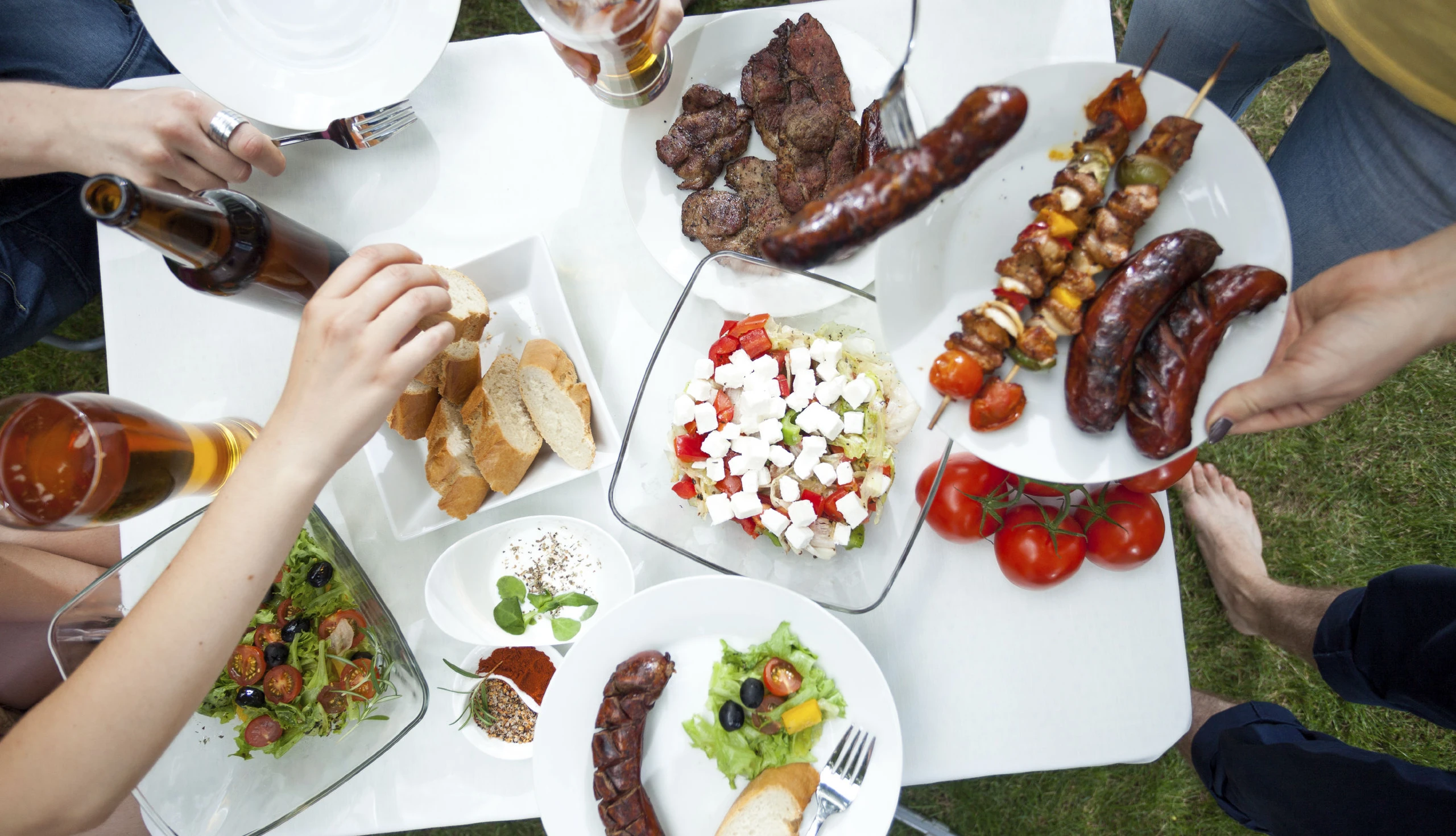 Mit gegrilltem Essen gedeckter Tisch