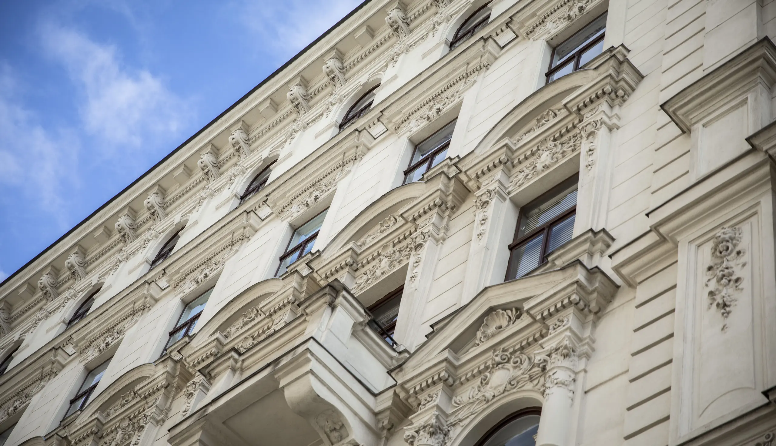 Eine Häuserfront mit Wohnungen in Wien.