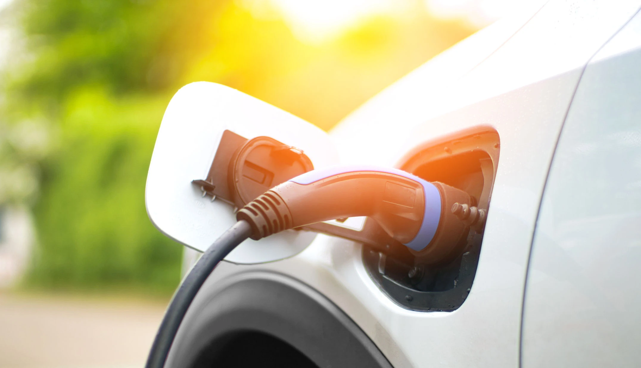 Ein E-Auto wird an einer E-Ladestation aufgeladen