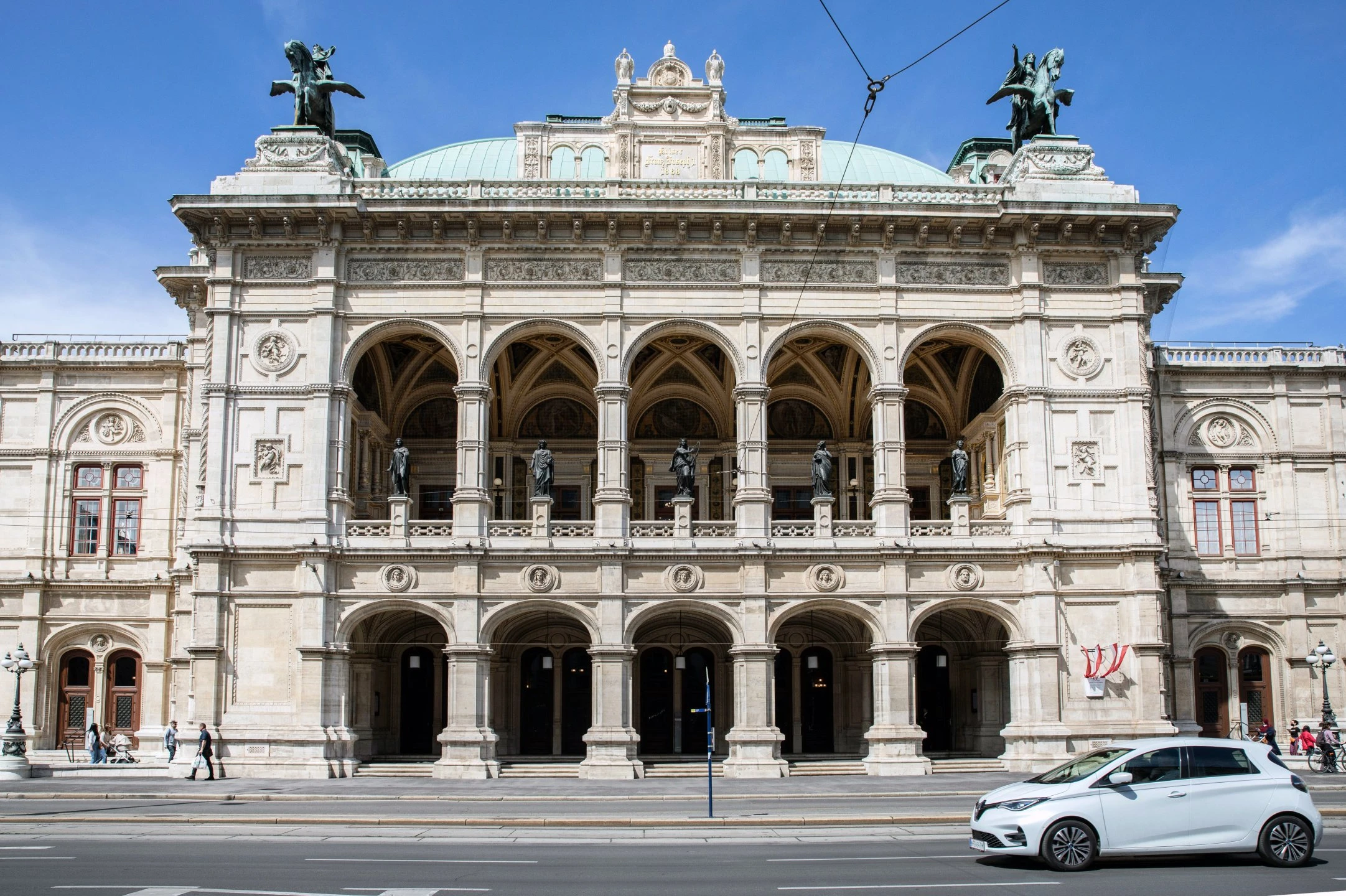© Elke Mayr Blurred image background
