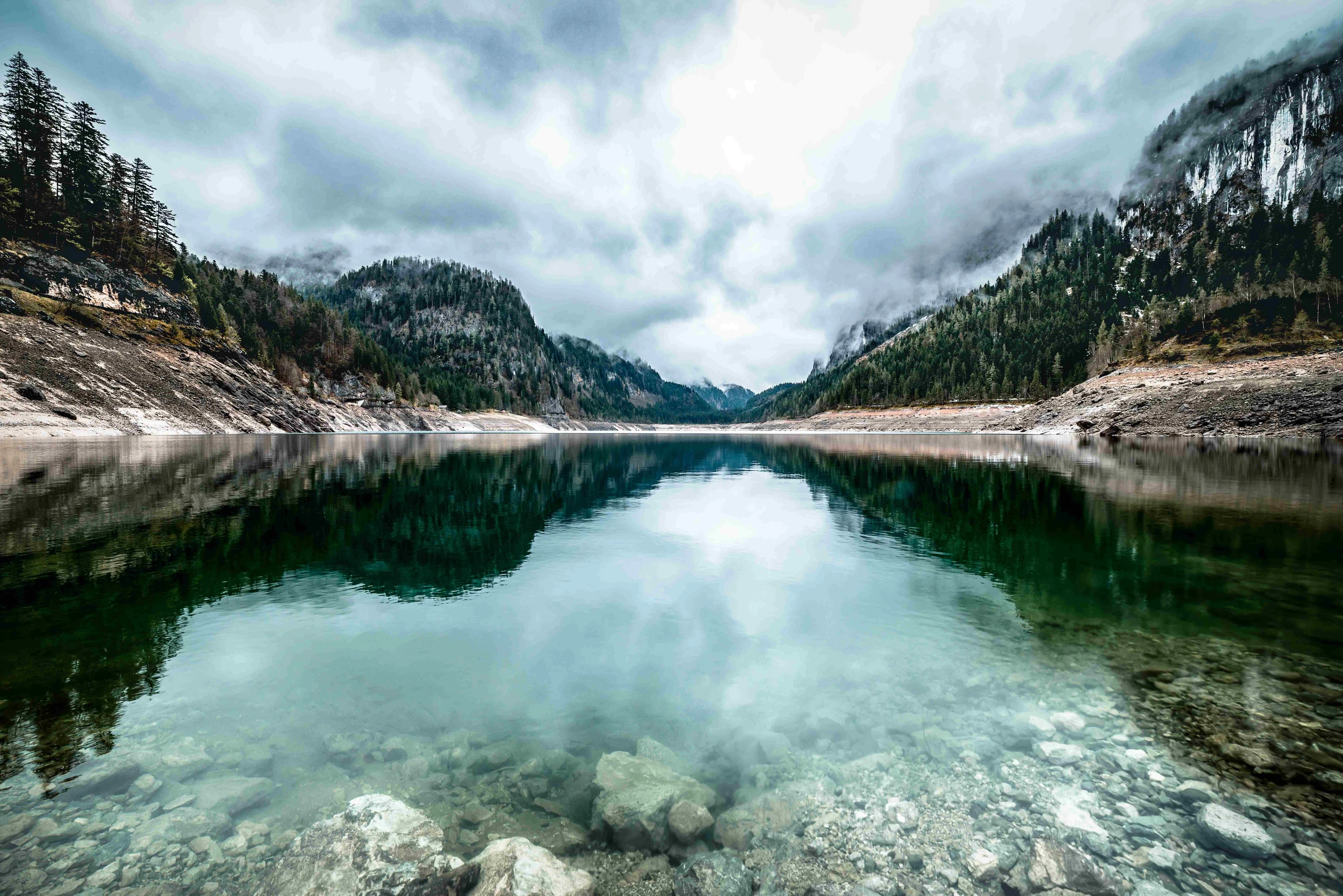 © Shutterstock/Gergo Csorba Blurred image background