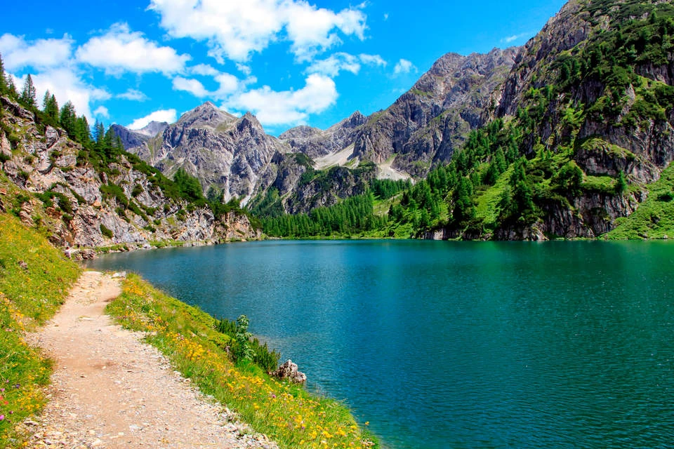 © Shutterstock/Philipp1983 Blurred image background