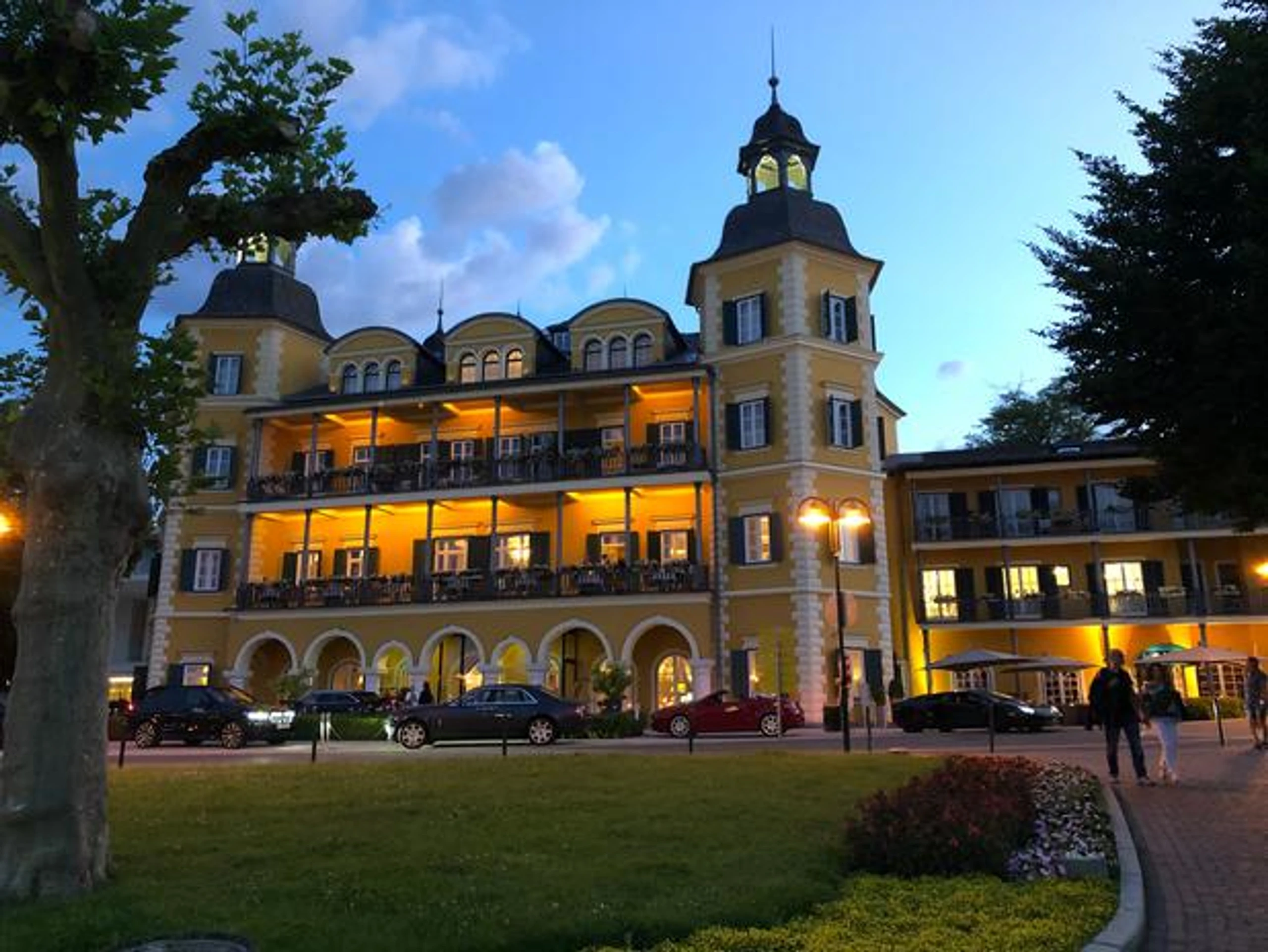 © News.at/Edler Blurred image background