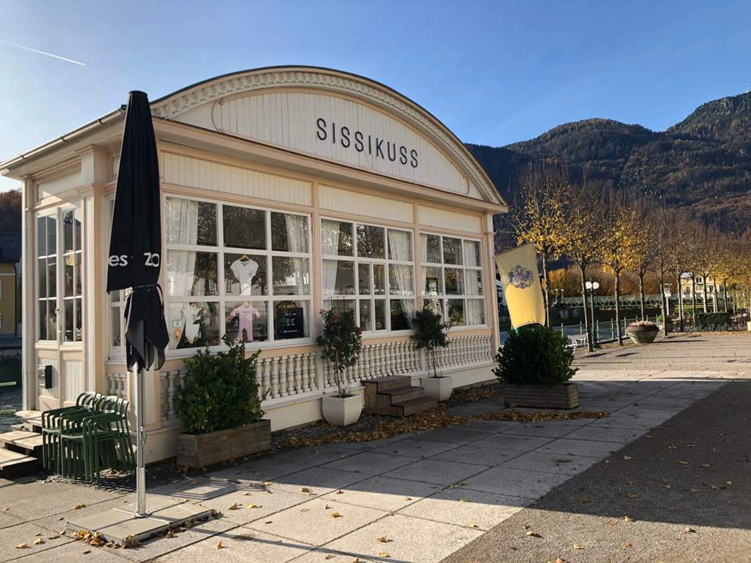 © News.at Blurred image background