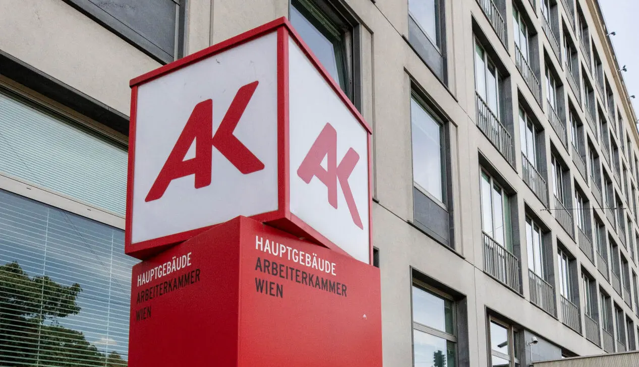 Das Logo vor dem Hauptgebäude der Arbeiterkammer in Wien.