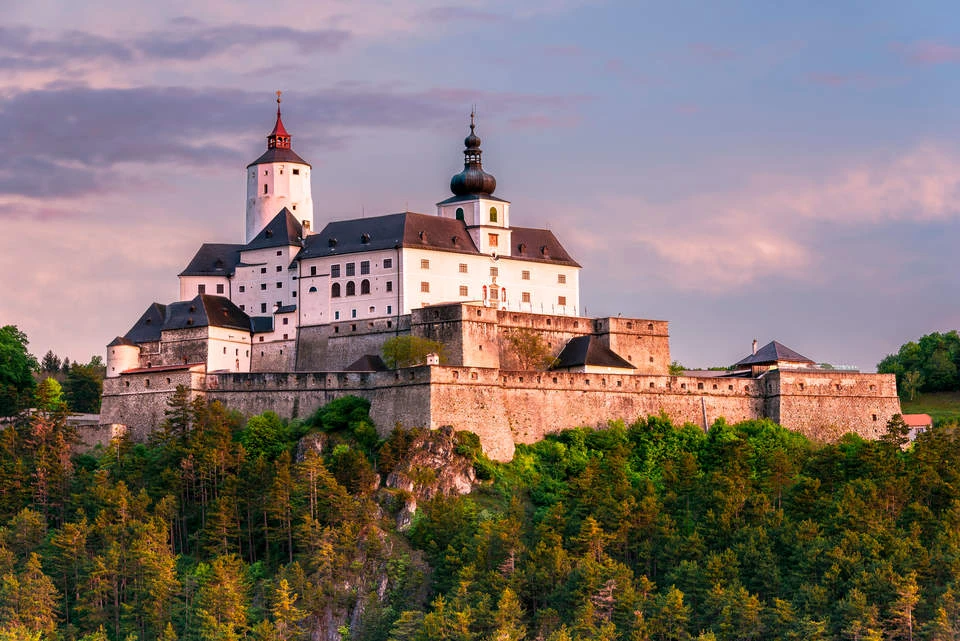 © Shutterstock/Radoslav Kellner Blurred image background