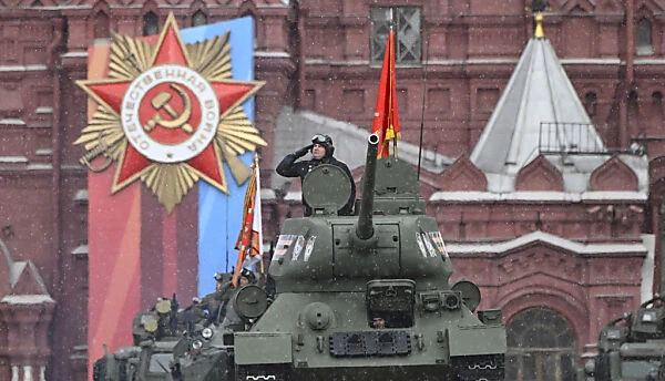 Putin droht bei Militärparade mit Atomstreitkräften