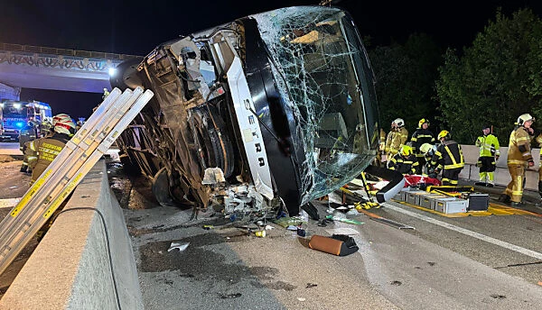 Zehn Verletzte bei Busunfall auf der A1 in Salzburg