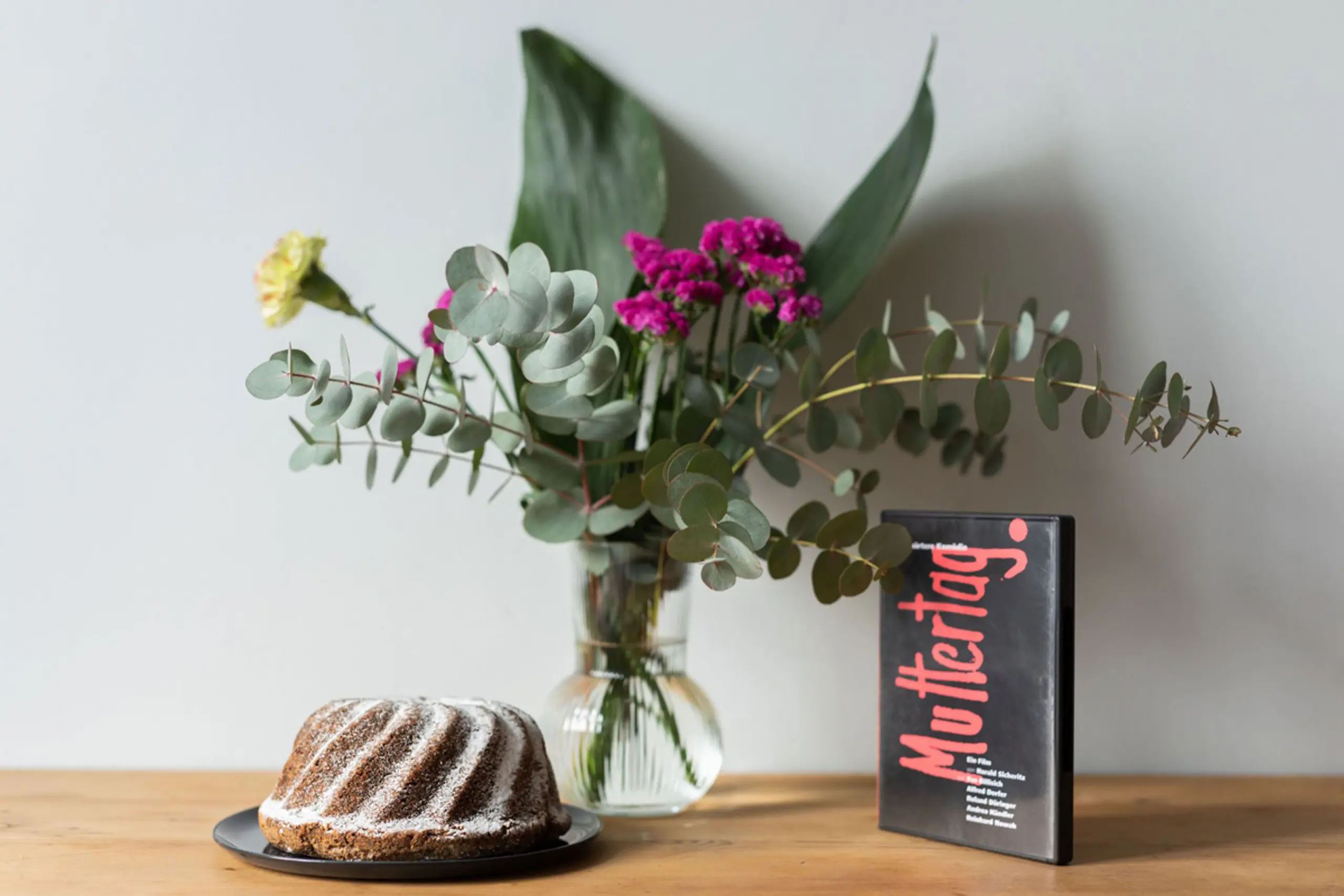 Ein Blumenstrauß und ein Kuchen zum Muttertag.