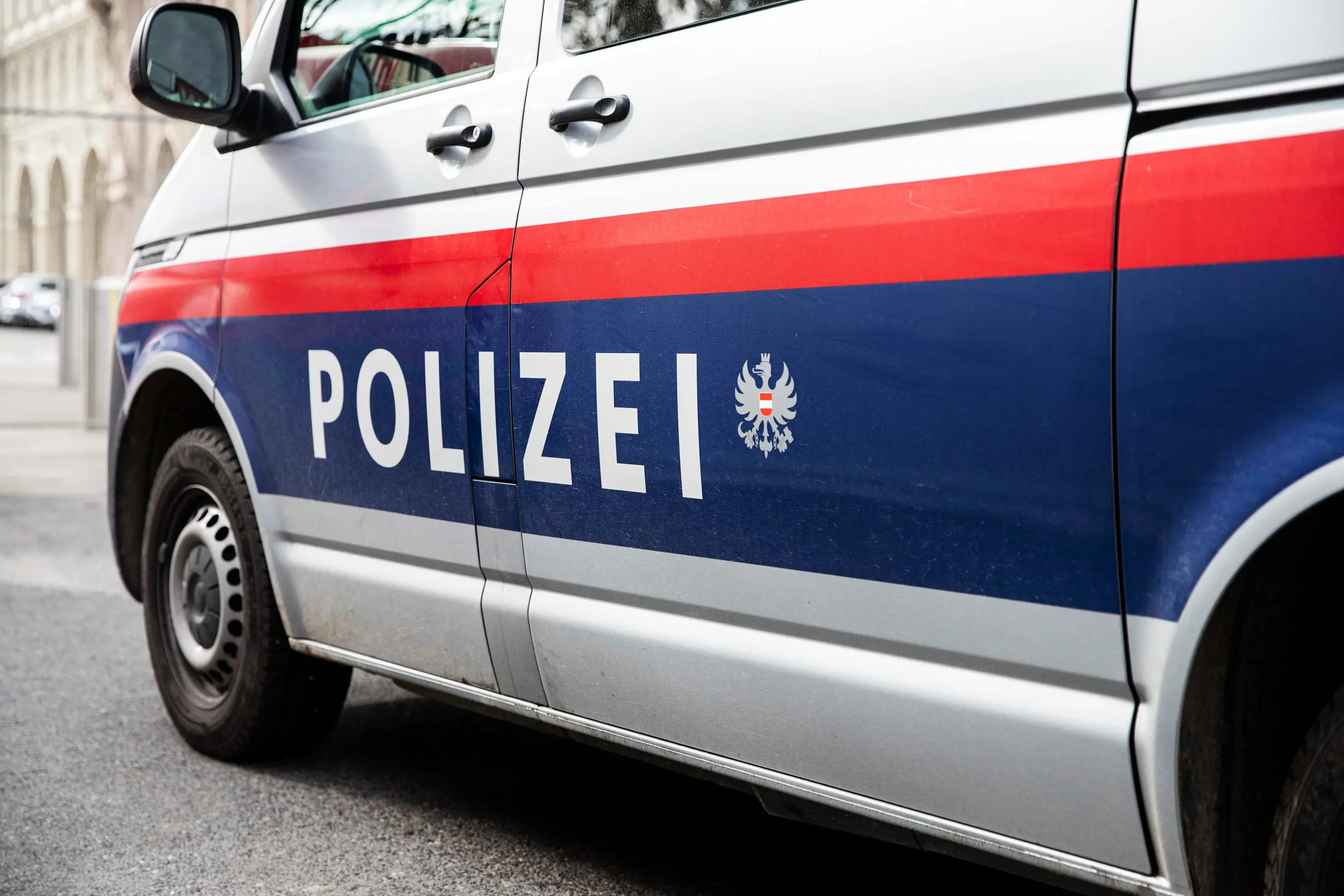 Ein österreichisches Polizeiauto parkt auf der Straße.