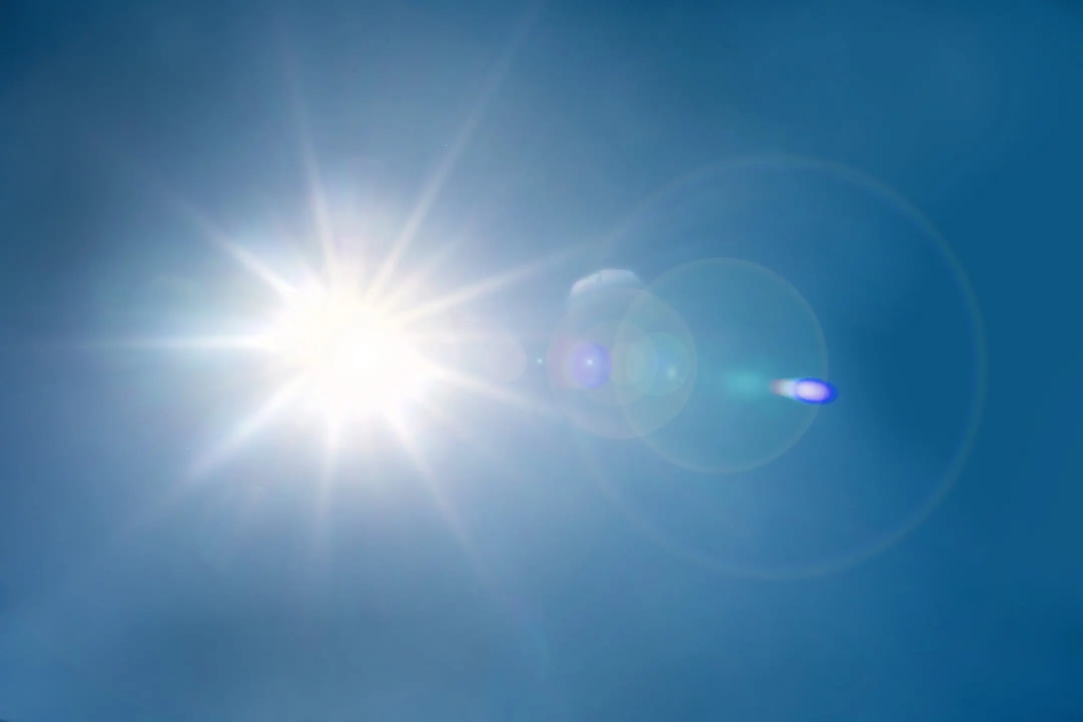 Die Sonne scheint heiß vom Himmel.