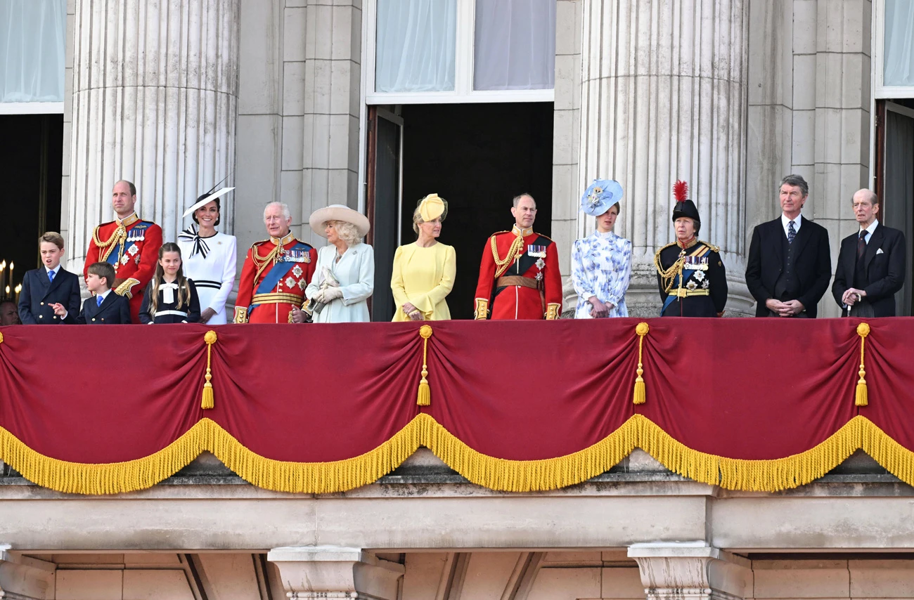 Die britischen Royals winken vom Balkon zu Trooping the Colour 2024.