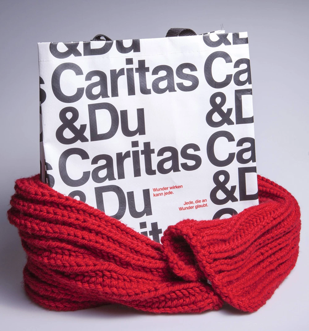 Ein Werbesackerl der Caritas.