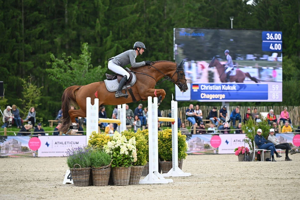 © 2023 Herve Bonnaud/1clicphoto Blurred image background